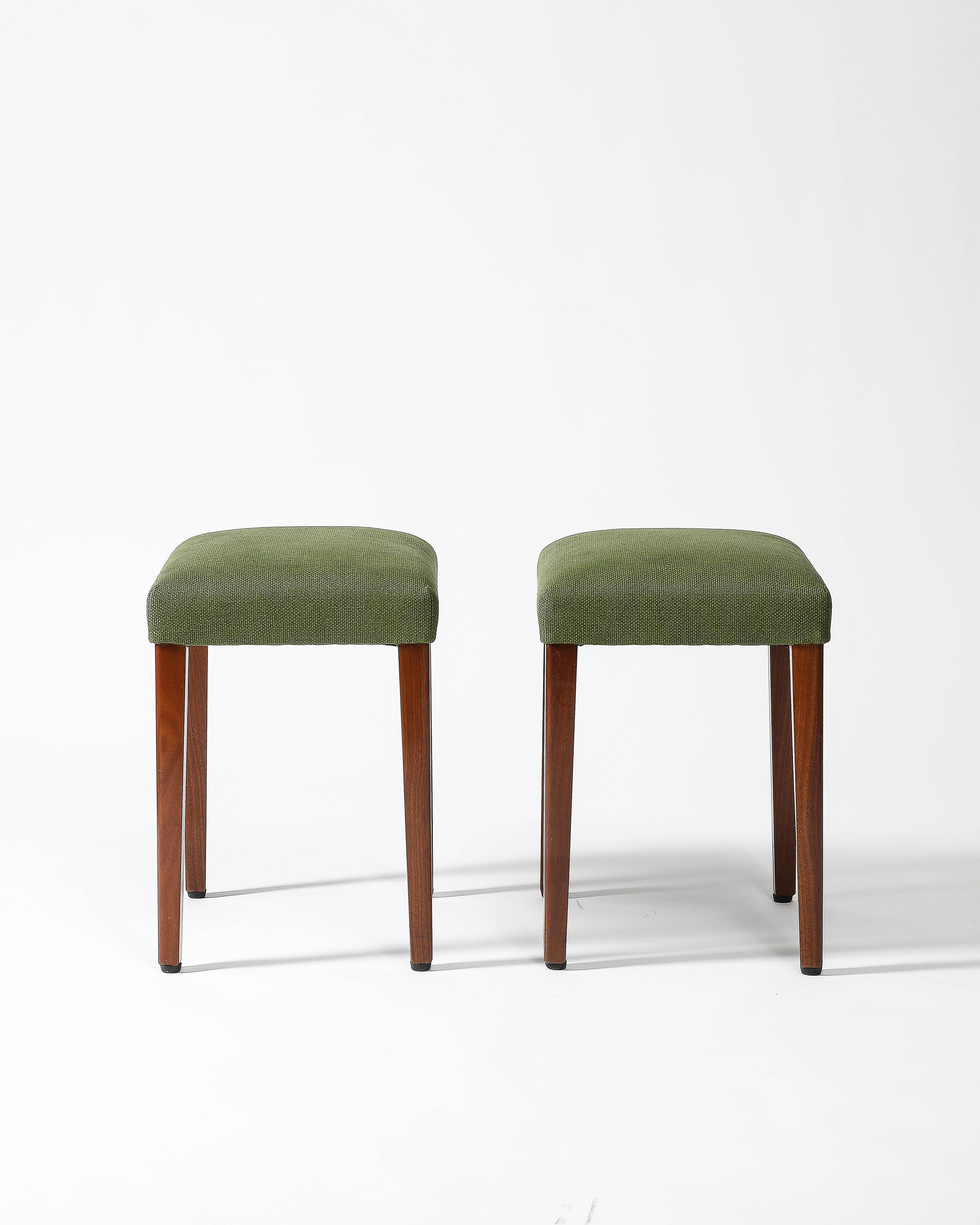 Milieu du XXe siècle Tabouret tapissé avec pieds en orme, Italie, c. 1950 en vente