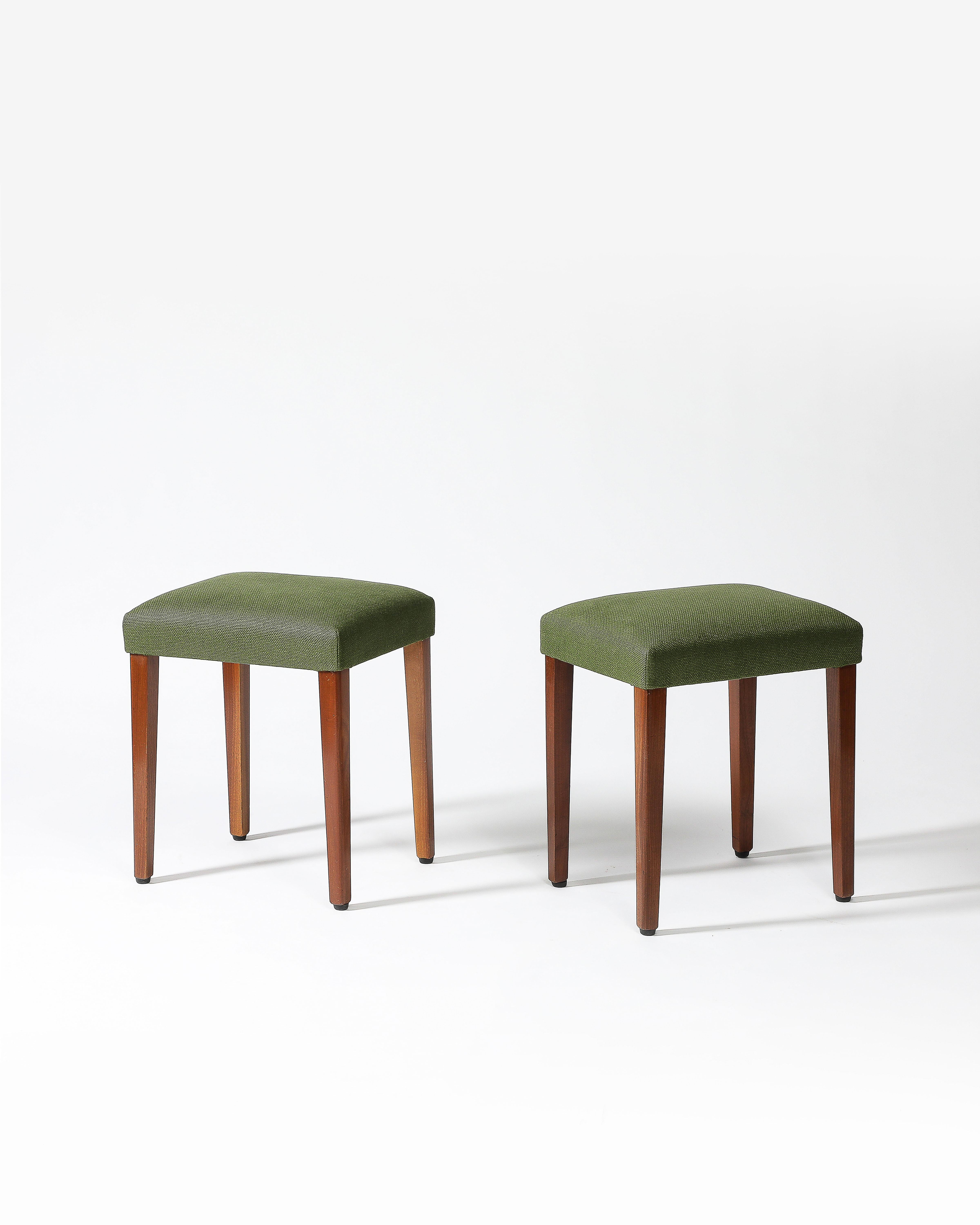 Tissu d'ameublement Tabouret tapissé avec pieds en orme, Italie, c. 1950 en vente
