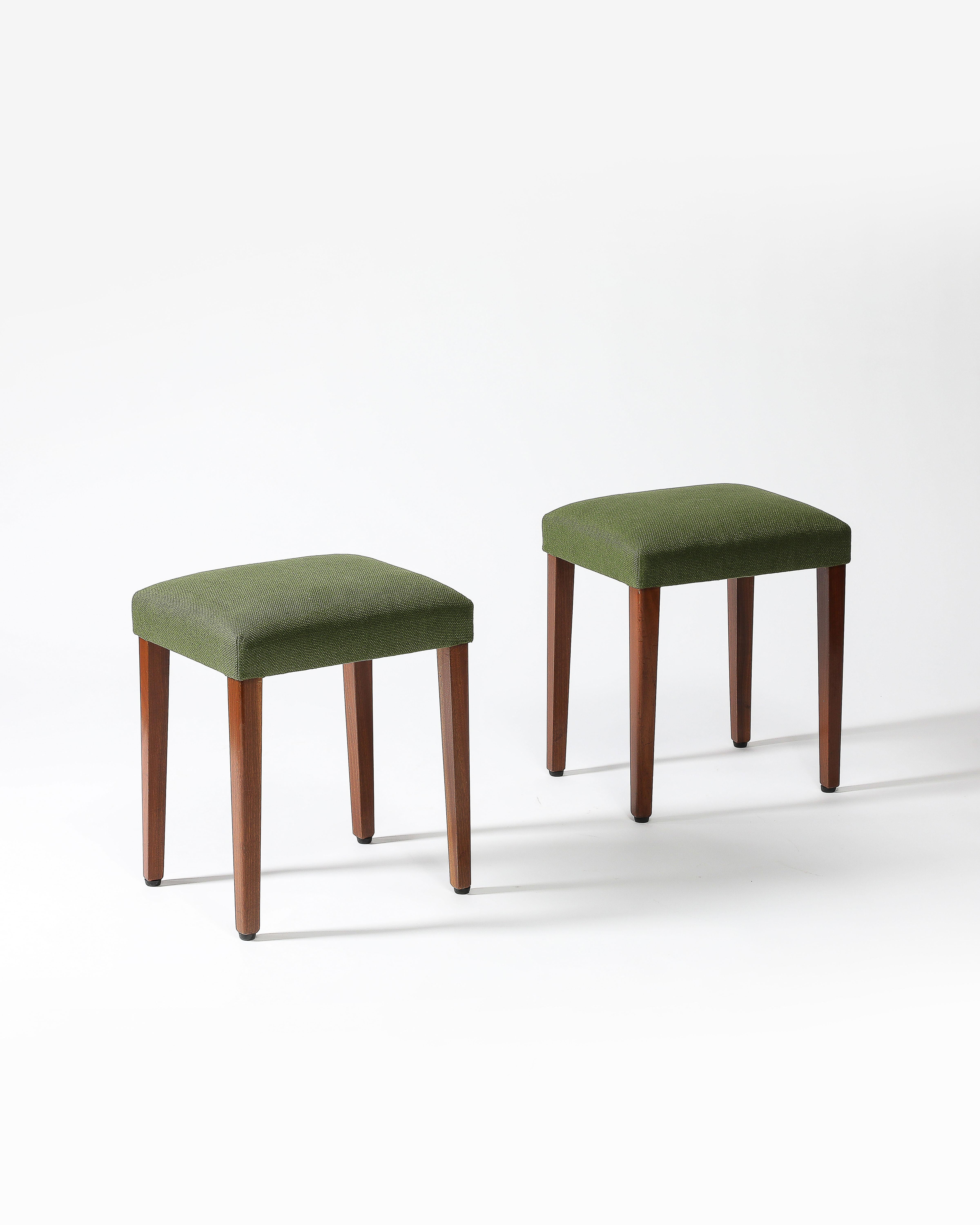 Tabouret tapissé avec pieds en orme, Italie, c. 1950 en vente 2