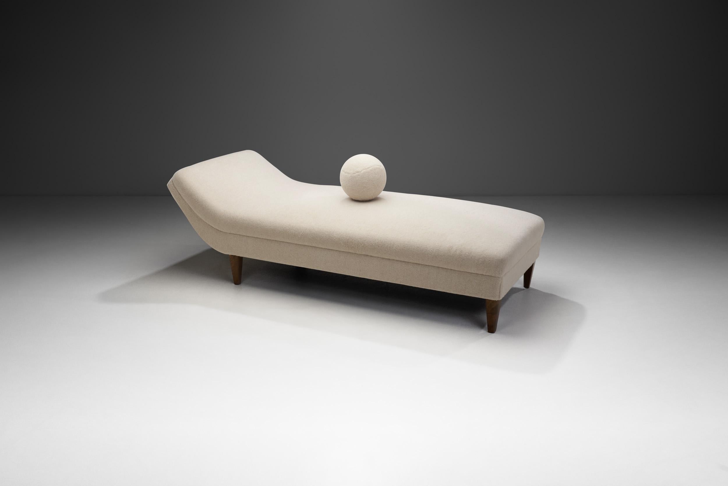 I pezzi dell'epoca di metà secolo, come questo letto da giorno, sono caratterizzati dalla chiarezza del design, dall'artigianato impeccabile e dai materiali di alta qualità. Le proporzioni perfettamente bilanciate e la struttura elegante e slanciata