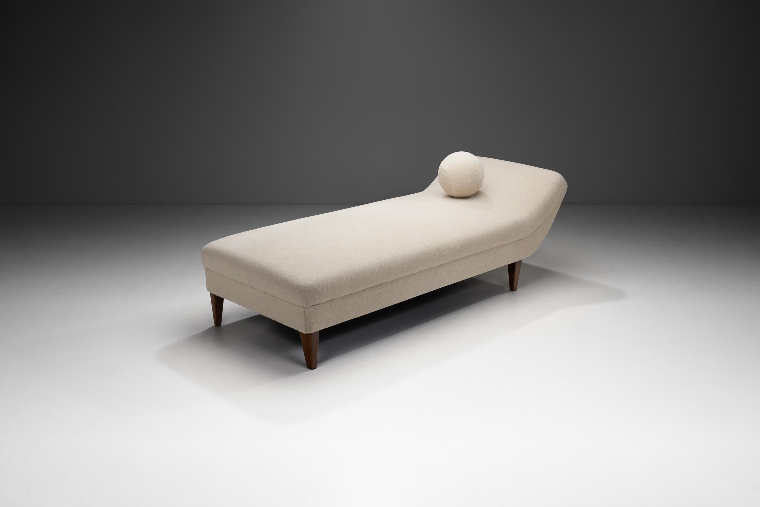 Mid-Century moderno Lettino da giorno moderno svedese imbottito con cuscino abbinato, Svezia, 1940 ca. in vendita