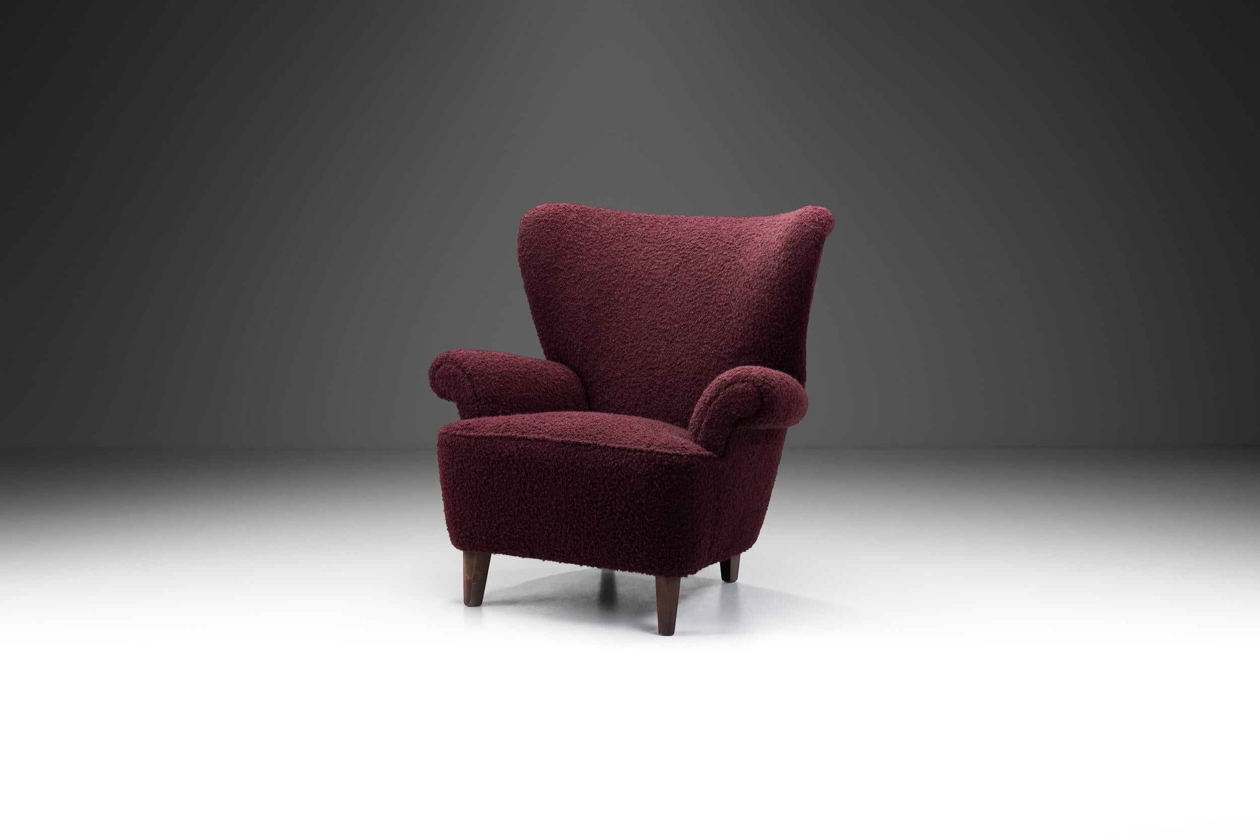 Le style moderne du milieu du siècle est un style d'intérieur qui a défendu les notions de fonctionnalité et de simplicité dans le design. Ce fauteuil à oreilles des années 1940 est une excellente représentation du savoir-faire et de la qualité des