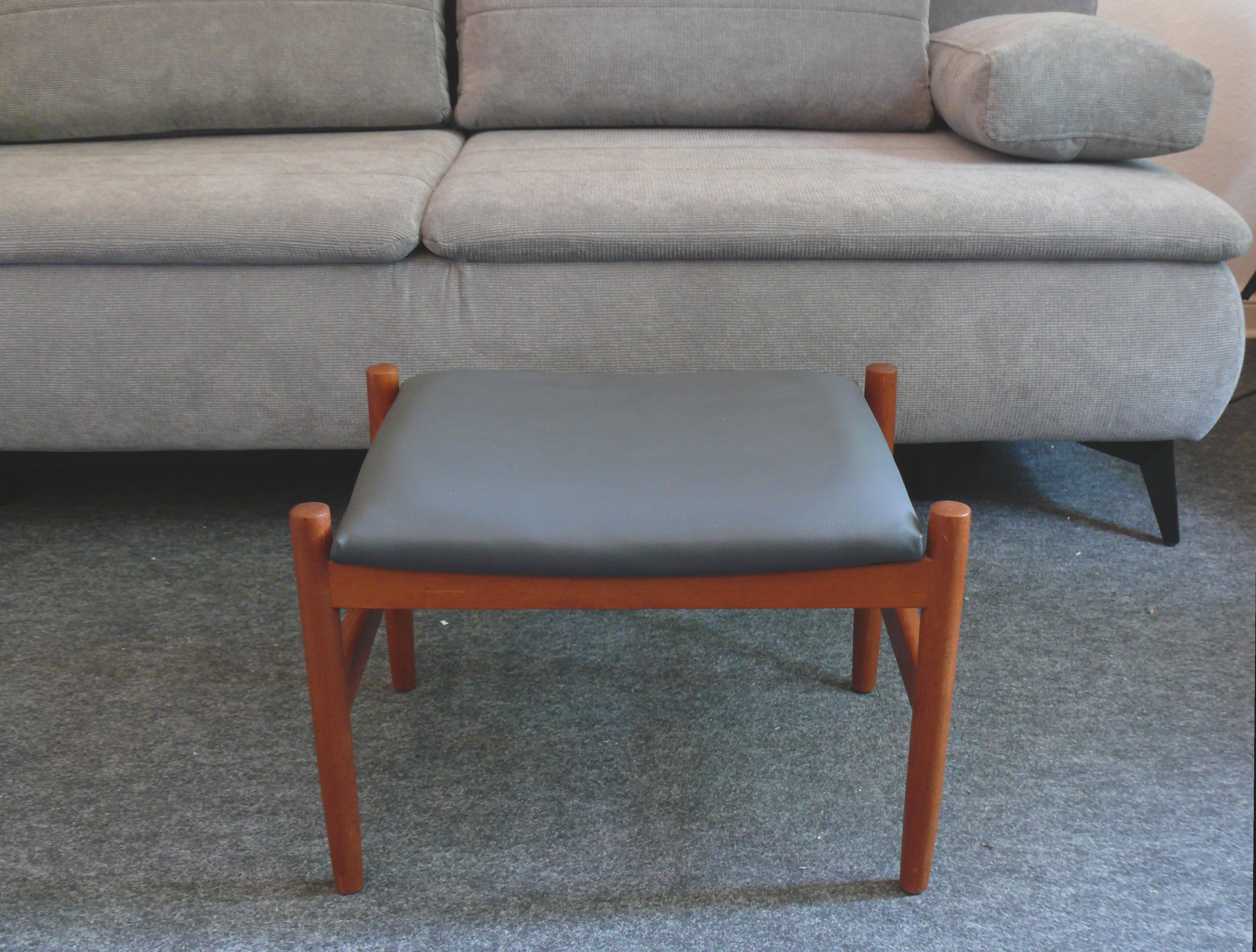 Teak ottoman/stool, designed by Hugo Frandsen for Spøttrup Møbler, Denmark in the 1960s, upholstered in dark gray leather. No manufacturer's evidence on the wood.
Very good condition. The leather upholstery is in very good condition. It may have