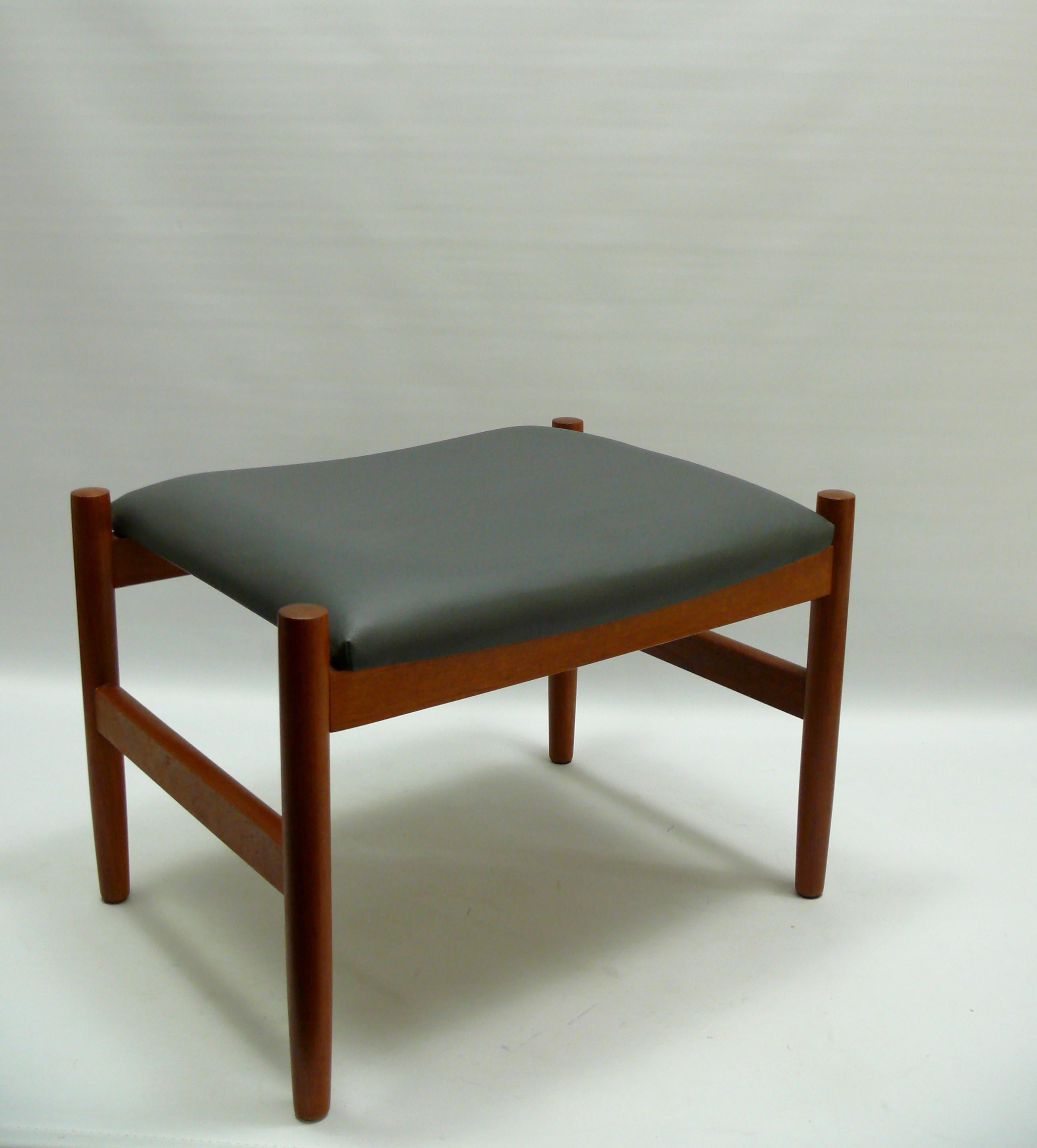 Upholstered teak ottoman/stool, by Hugo Frandsen for Spøttrup Møbler, Denmark Escandinavo moderno en venta