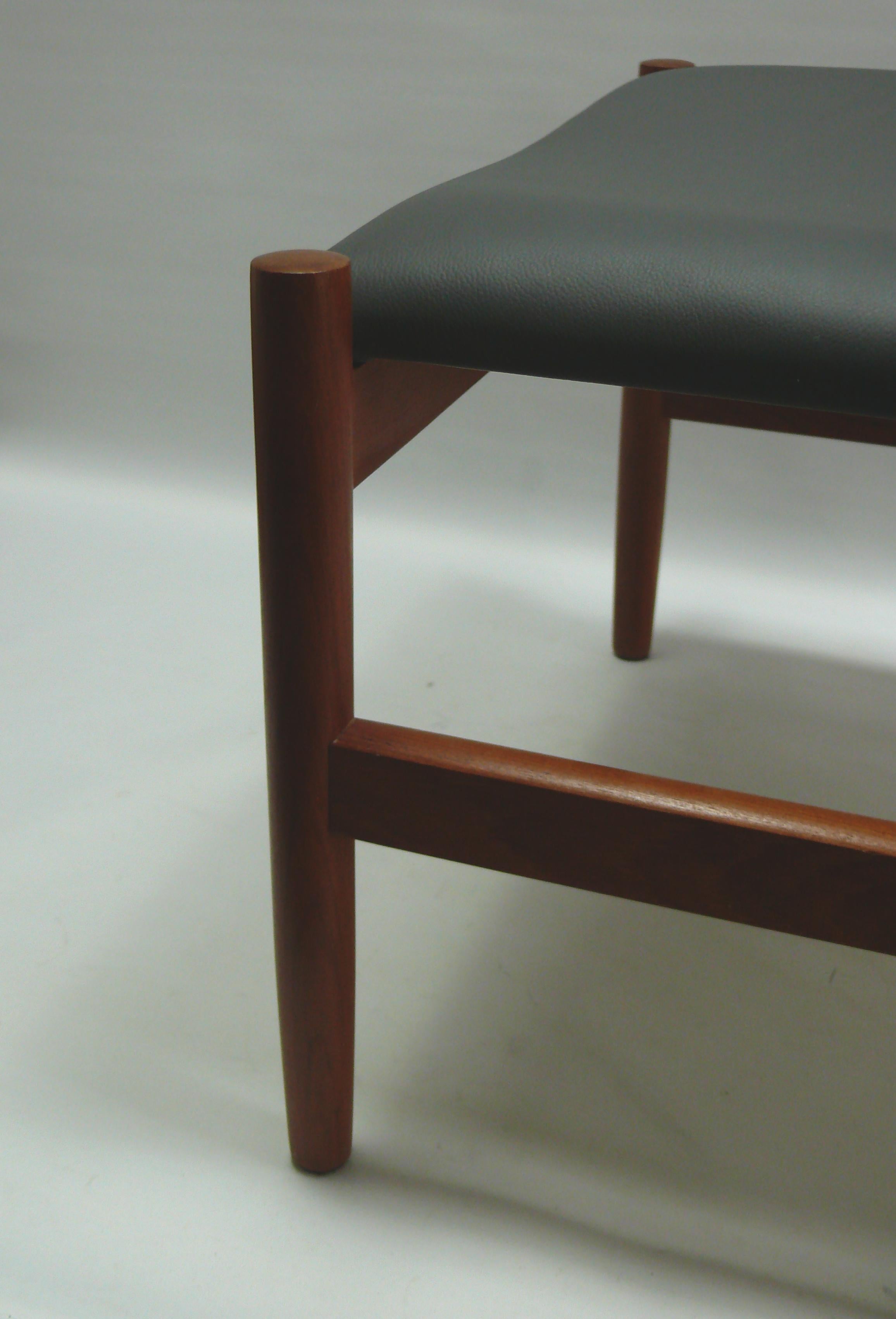 Upholstered teak ottoman/stool, by Hugo Frandsen for Spøttrup Møbler, Denmark en Bueno estado para la venta en Schwerin, MV