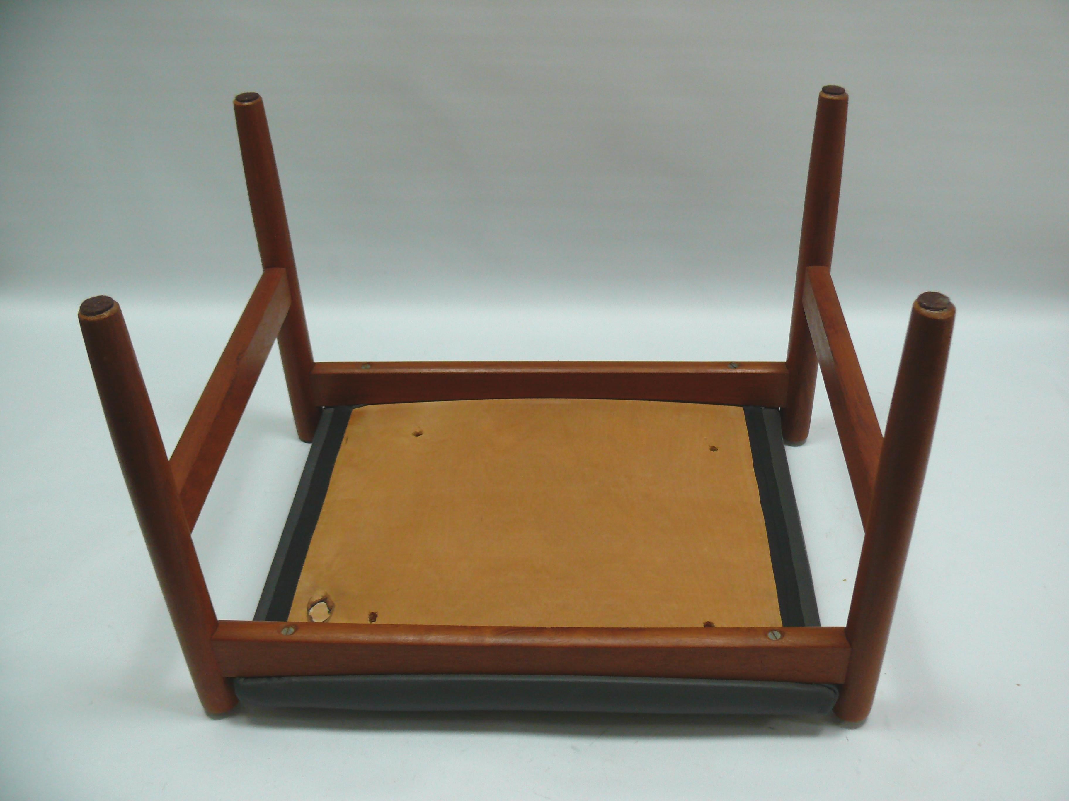 Upholstered teak ottoman/stool, by Hugo Frandsen for Spøttrup Møbler, Denmark Teca en venta