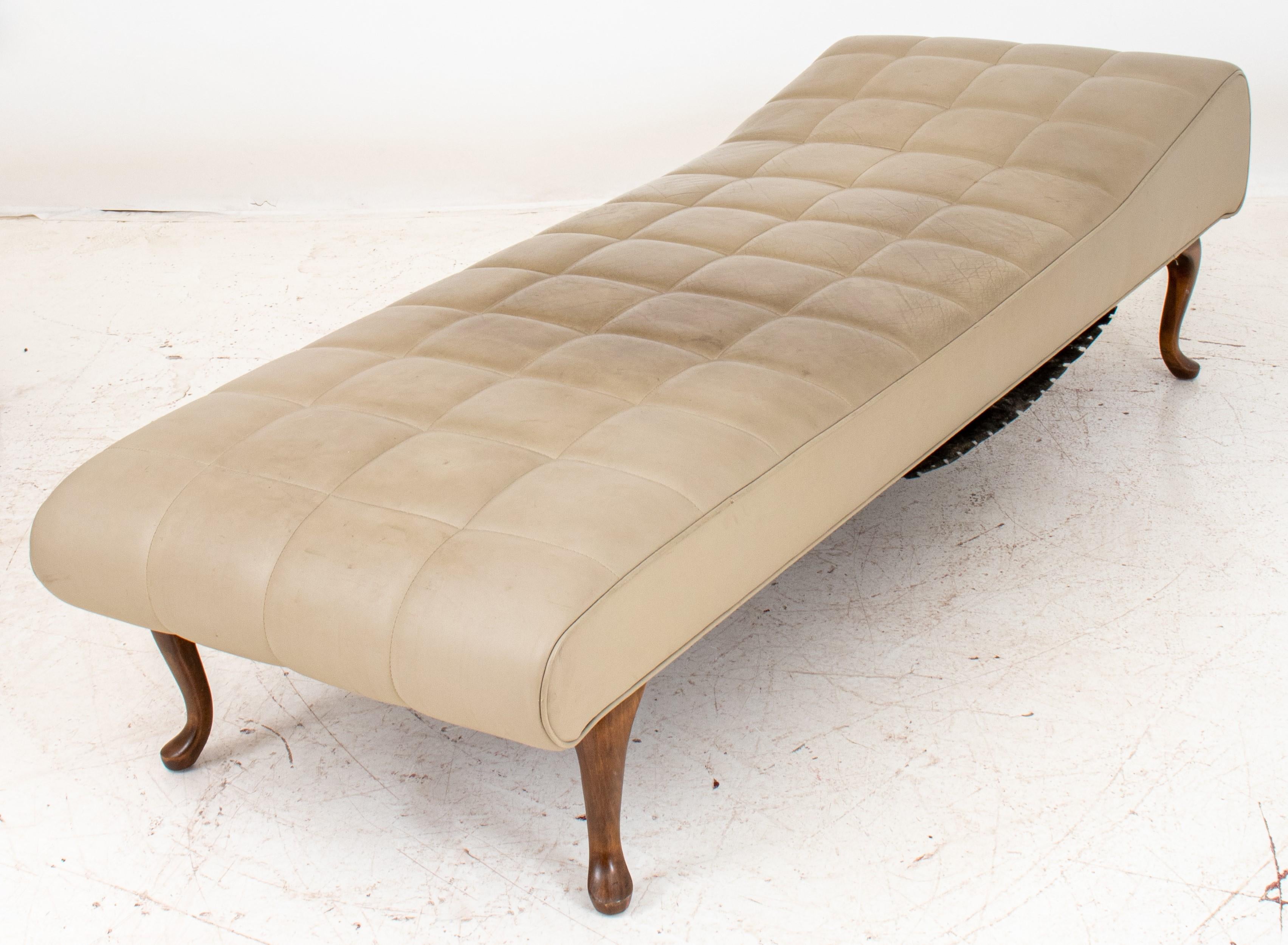 
Il semble que vous ayez décrit un meuble polyvalent qui peut servir de canapé de récupération, de lit de jour ou de chaise longue. Voici les détails :

Style : La description ne précise pas de style particulier, mais elle mentionne des pieds en