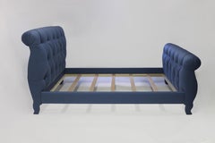 Maßgefertigtes getuftetes Schlittenbett mit Kopfteil und Fußteil und Deckelleisten