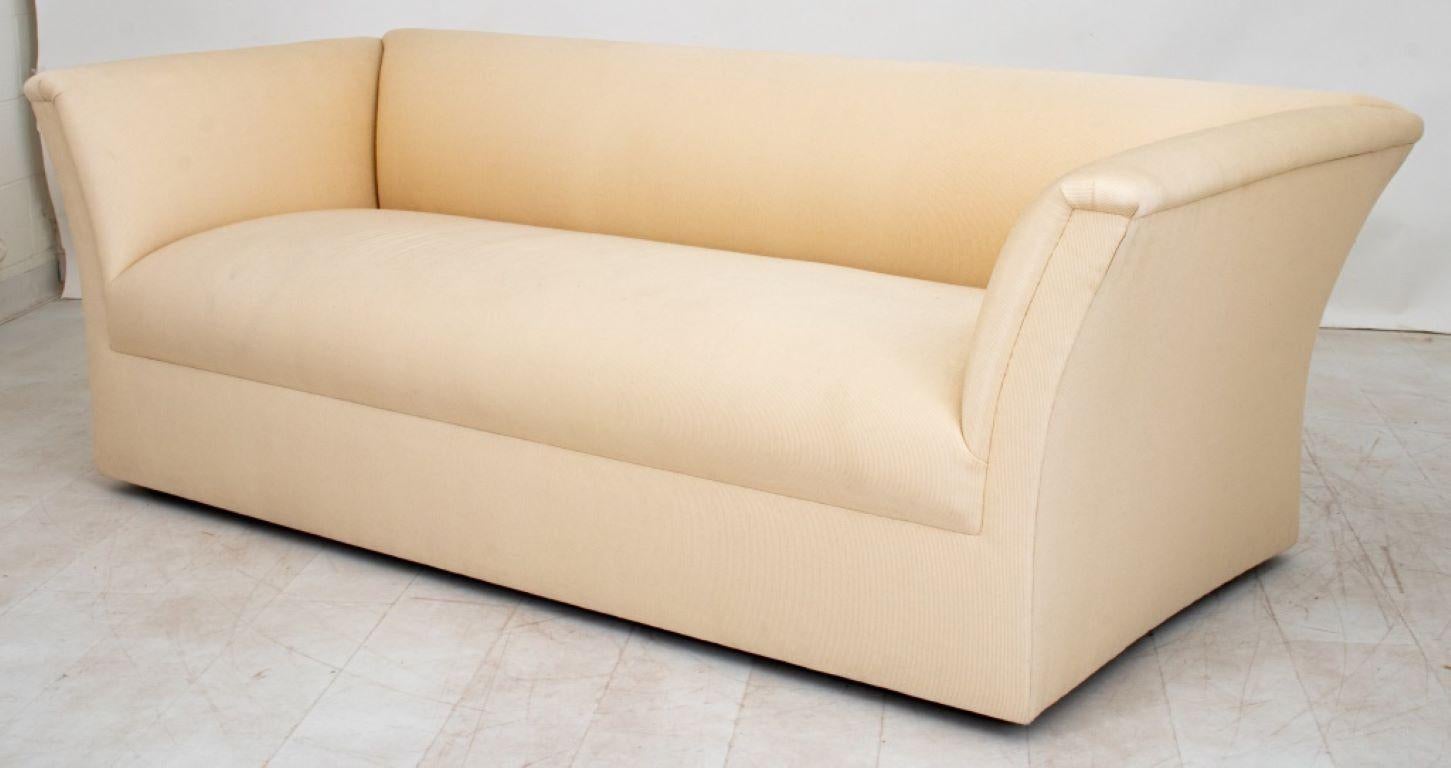 Gepolstertes Zweisitzer-Sofa, 20. Jahrhundert im Zustand „Gut“ in New York, NY