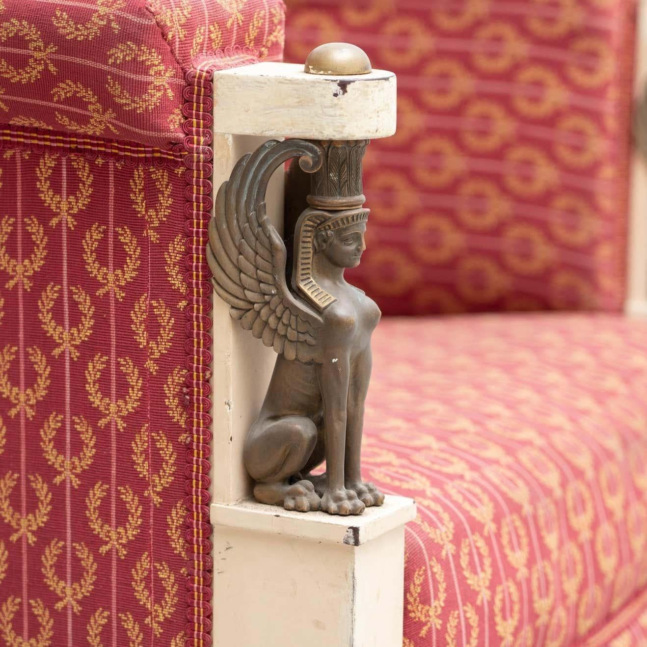 Fauteuil vintage tapissé avec décorations en forme de sphinx, vers 1940 en vente 8