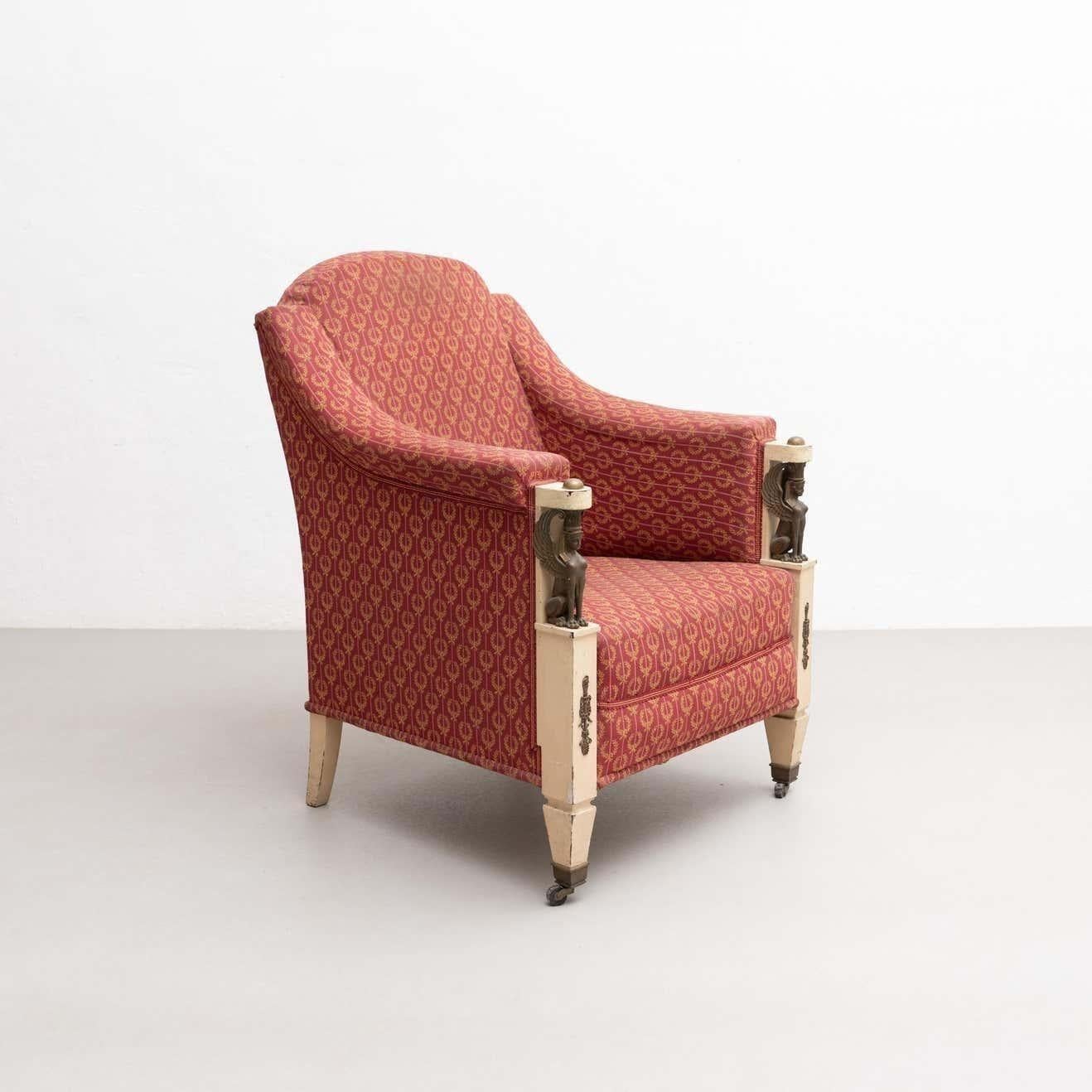 Gepolsterter Vintage-Sessel mit sphinxförmigen Verzierungen.    Von einem unbekannten Designer, hergestellt in Spanien um 1940.    Im Originalzustand, der eine schöne Patina aufweist.     MATERIALIEN:  Polstermöbel  Holz.    