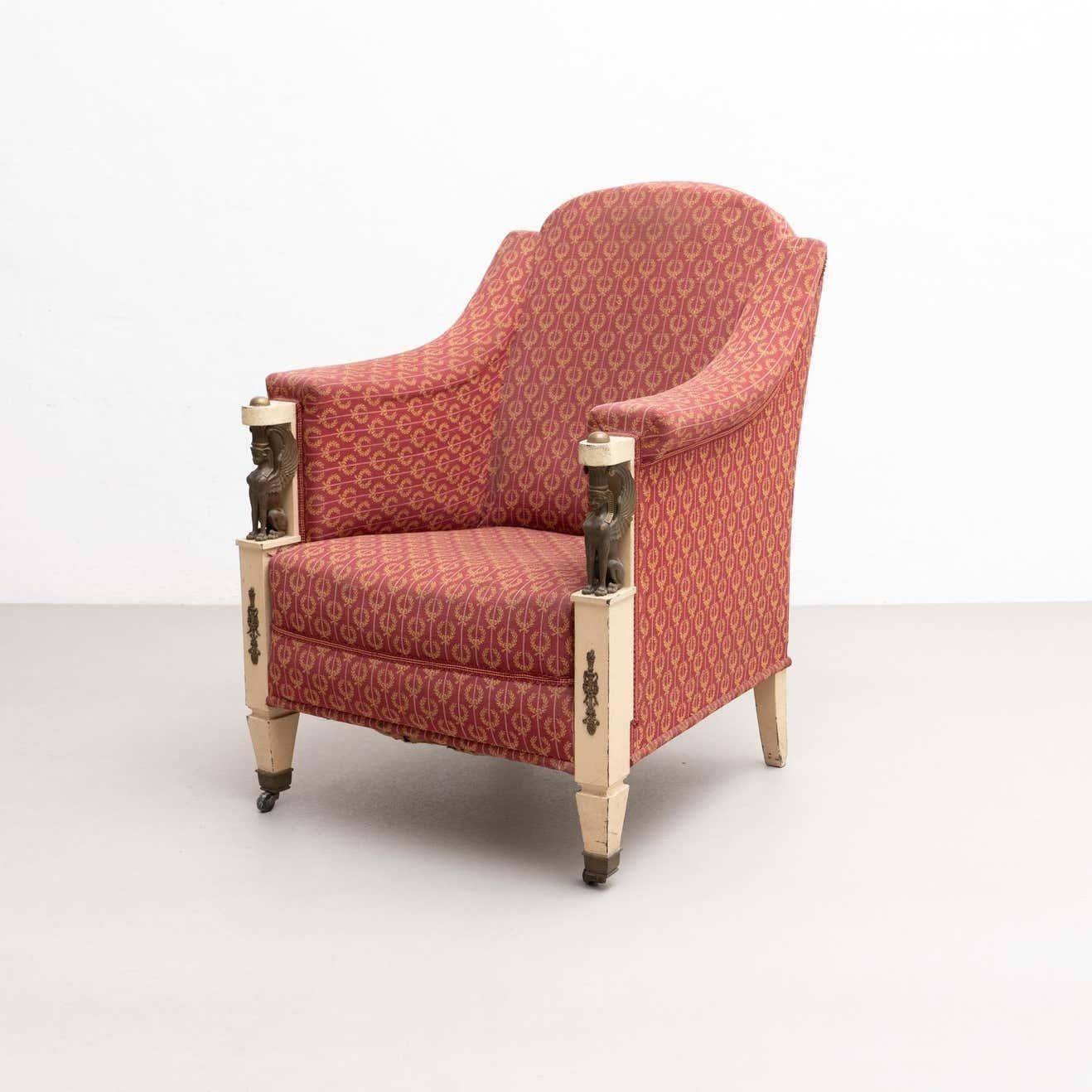 Gepolsterter Vintage-Sessel mit Sphinx-Verzierungen, um 1940 (Moderne der Mitte des Jahrhunderts) im Angebot