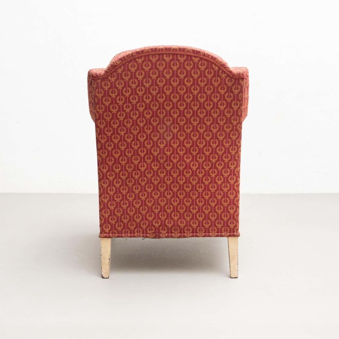Gepolsterter Vintage-Sessel mit Sphinx-Verzierungen, um 1940 (Mitte des 20. Jahrhunderts) im Angebot