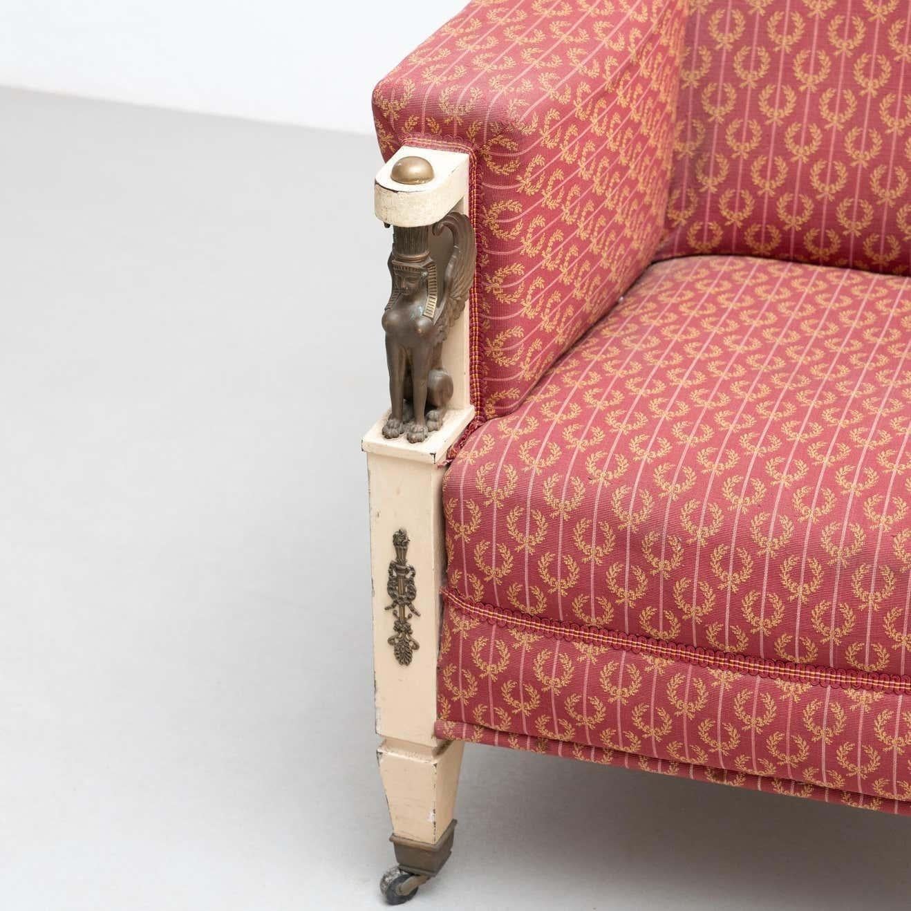 Gepolsterter Vintage-Sessel mit Sphinx-Verzierungen, um 1940 (Polster) im Angebot