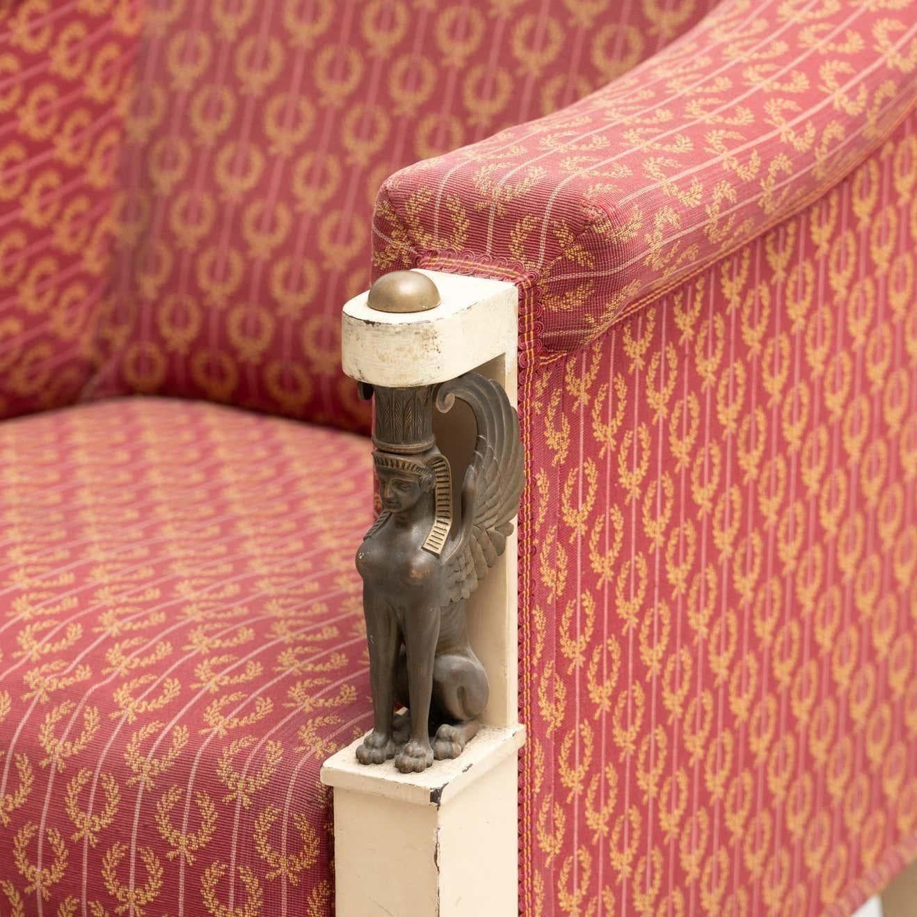 Gepolsterter Vintage-Sessel mit Sphinx-Verzierungen, um 1940 im Angebot 1