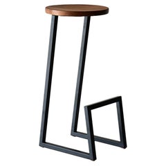 Tabouret de comptoir Corktown en noyer tapissé par Hollis & Morris