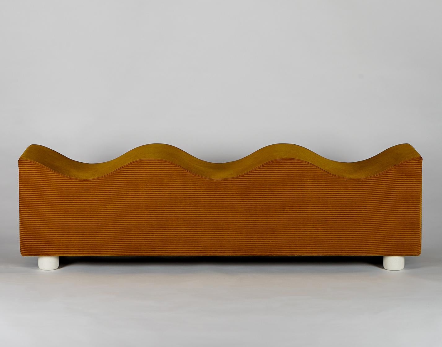 Banc Wave rembourré personnalisable en velours côtelé par Objects for Objects Neuf - En vente à Brooklyn, NY