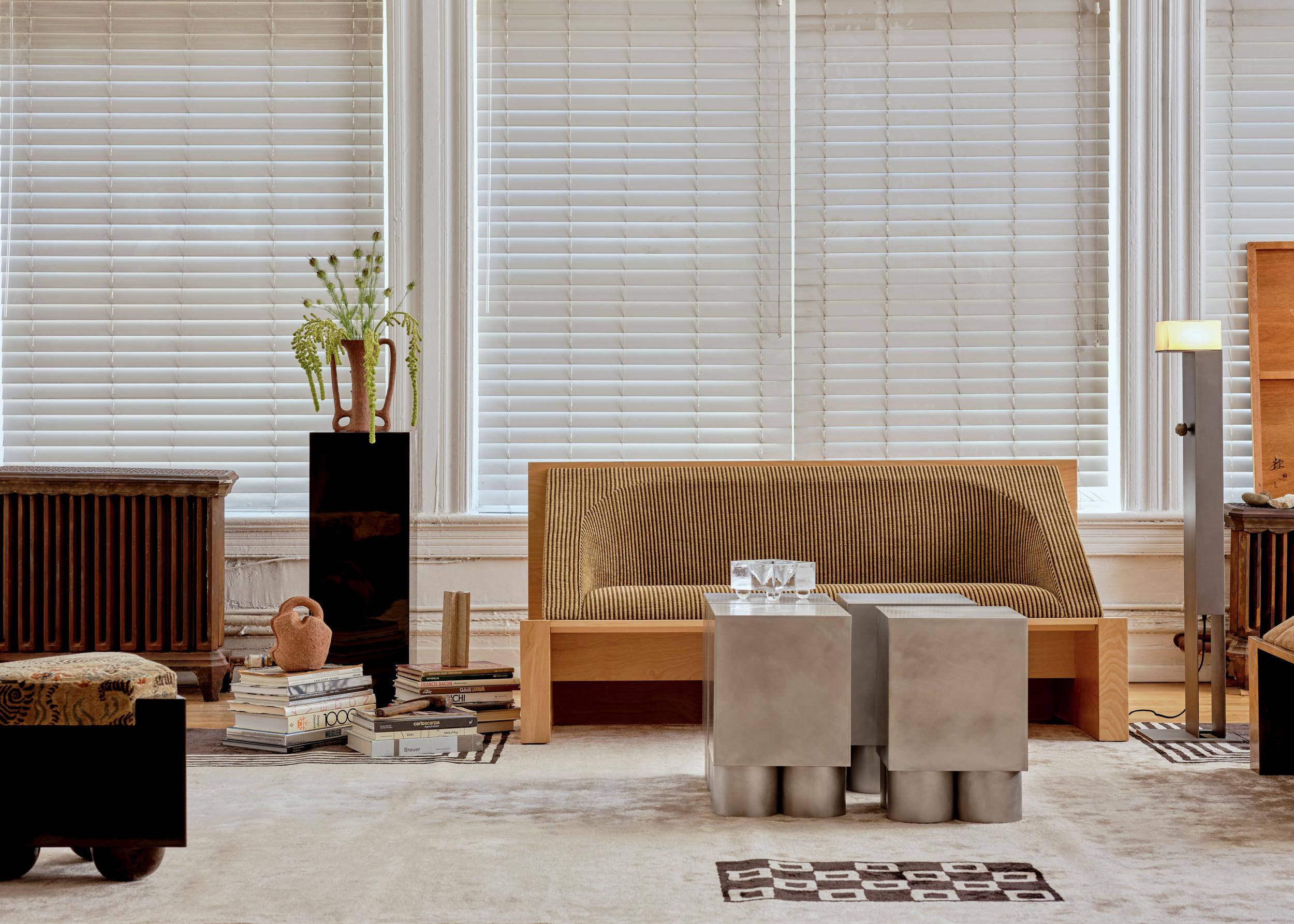 Articulation gracieuse du confort par la forme, le banc Perceptions explore la relation entre le rembourrage et l'armature. Son intérieur doux et sculpté crée des contours douillets dans une forme linéaire. Disponible avec un cadre en ronce ou en