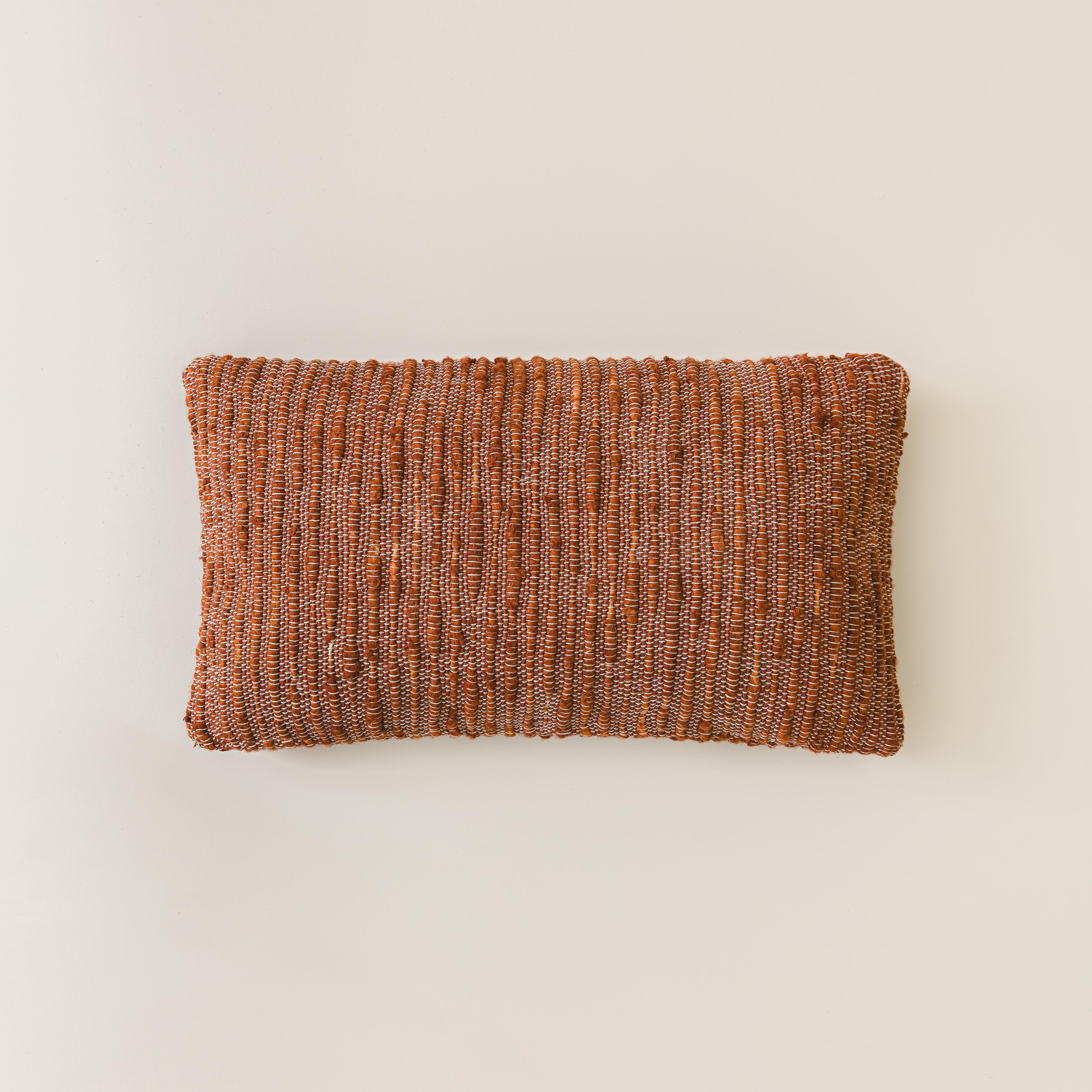 Le Taboa est méticuleusement tissé à la main à l'aide de fils de soie, de jute et de coton surdimensionnés, ce qui permet d'obtenir une matière exceptionnellement douce et texturée de qualité exquise. La Nature est un mélange harmonieux de fibres