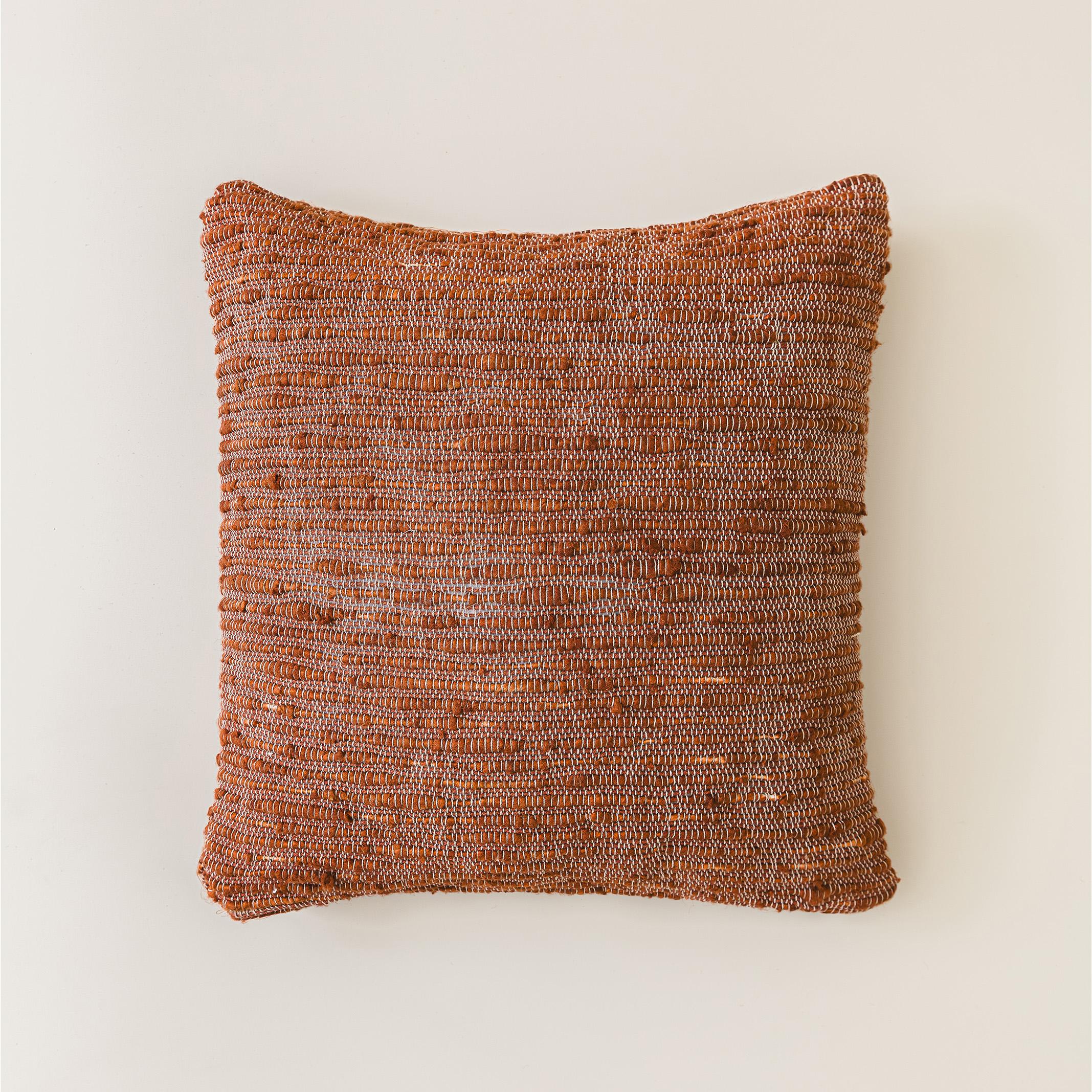 Le Taboa est méticuleusement tissé à la main à l'aide de fils de soie, de jute et de coton surdimensionnés, ce qui permet d'obtenir une matière exceptionnellement douce et texturée de qualité exquise. La Nature est un mélange harmonieux de fibres