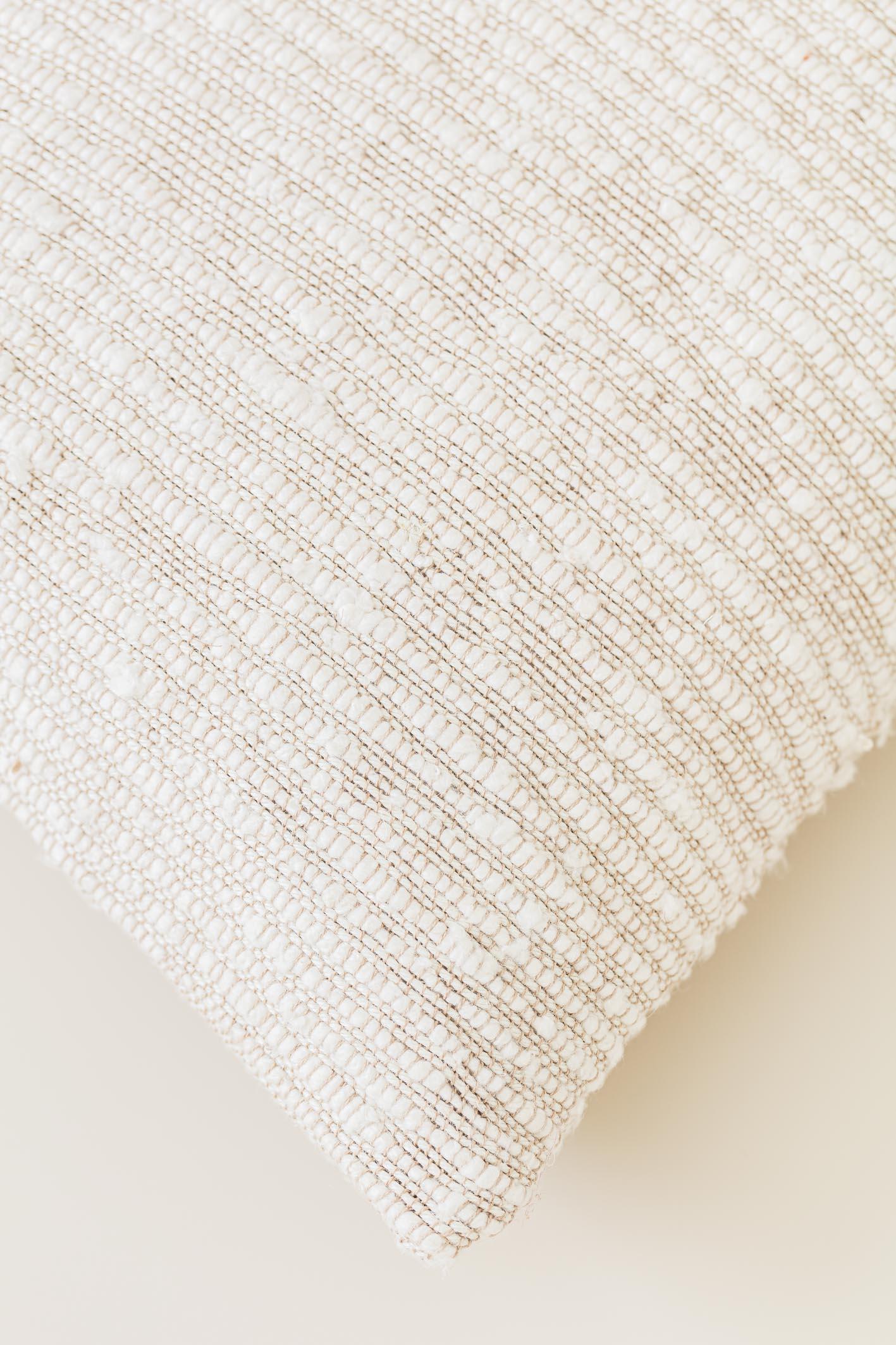 Brésilien Coussin d'ameublement Cupuaçu par Bossa Home Collection, 2023 en vente