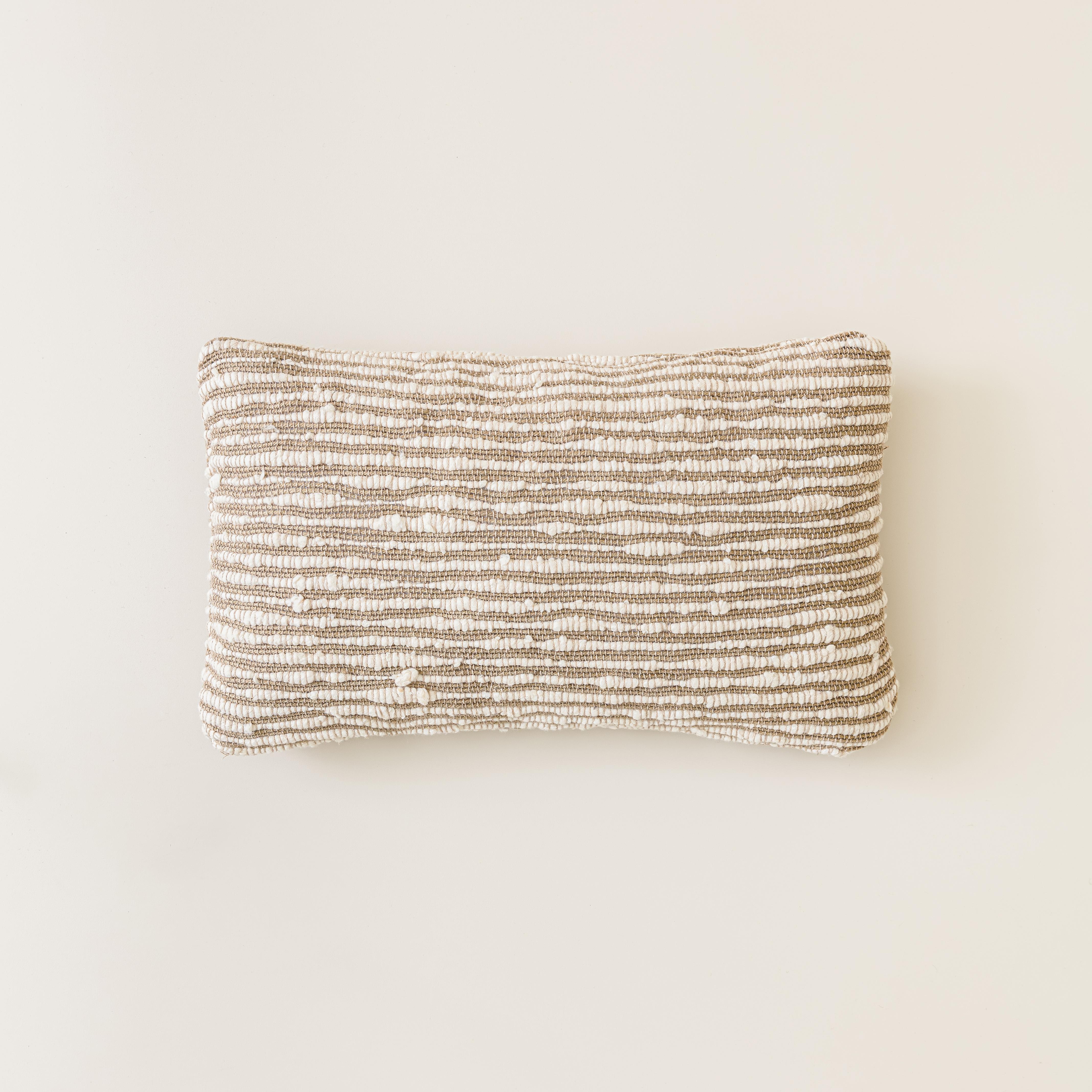 Le Taboa est méticuleusement tissé à la main à l'aide de fils de soie, de jute et de coton surdimensionnés, ce qui permet d'obtenir une matière exceptionnellement douce et texturée de qualité exquise. La Nature est un mélange harmonieux de fibres
