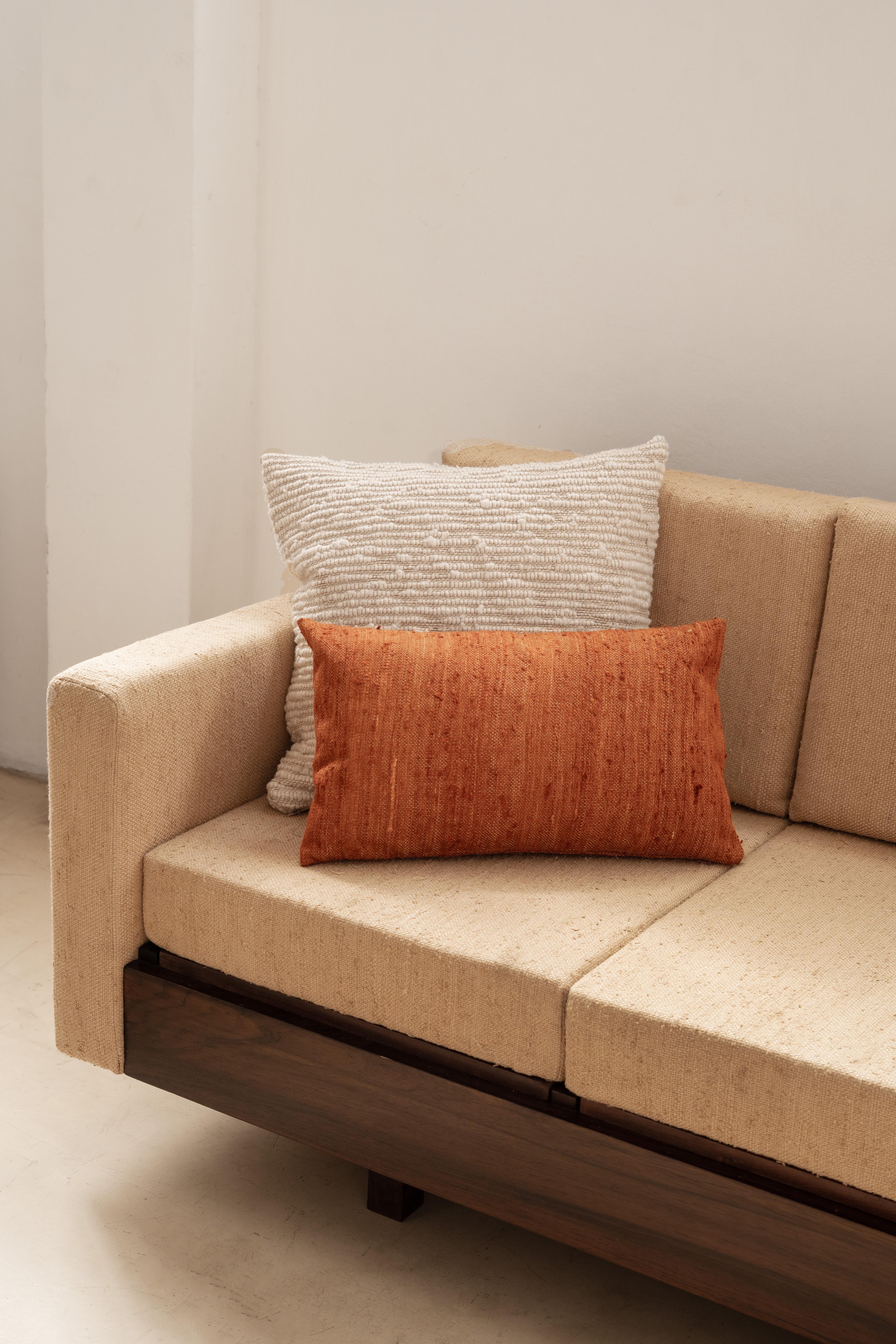 Cuscino imbottito Nut Brown di Bossa Home Collection, 2025 In condizioni Nuovo in vendita a New York, NY