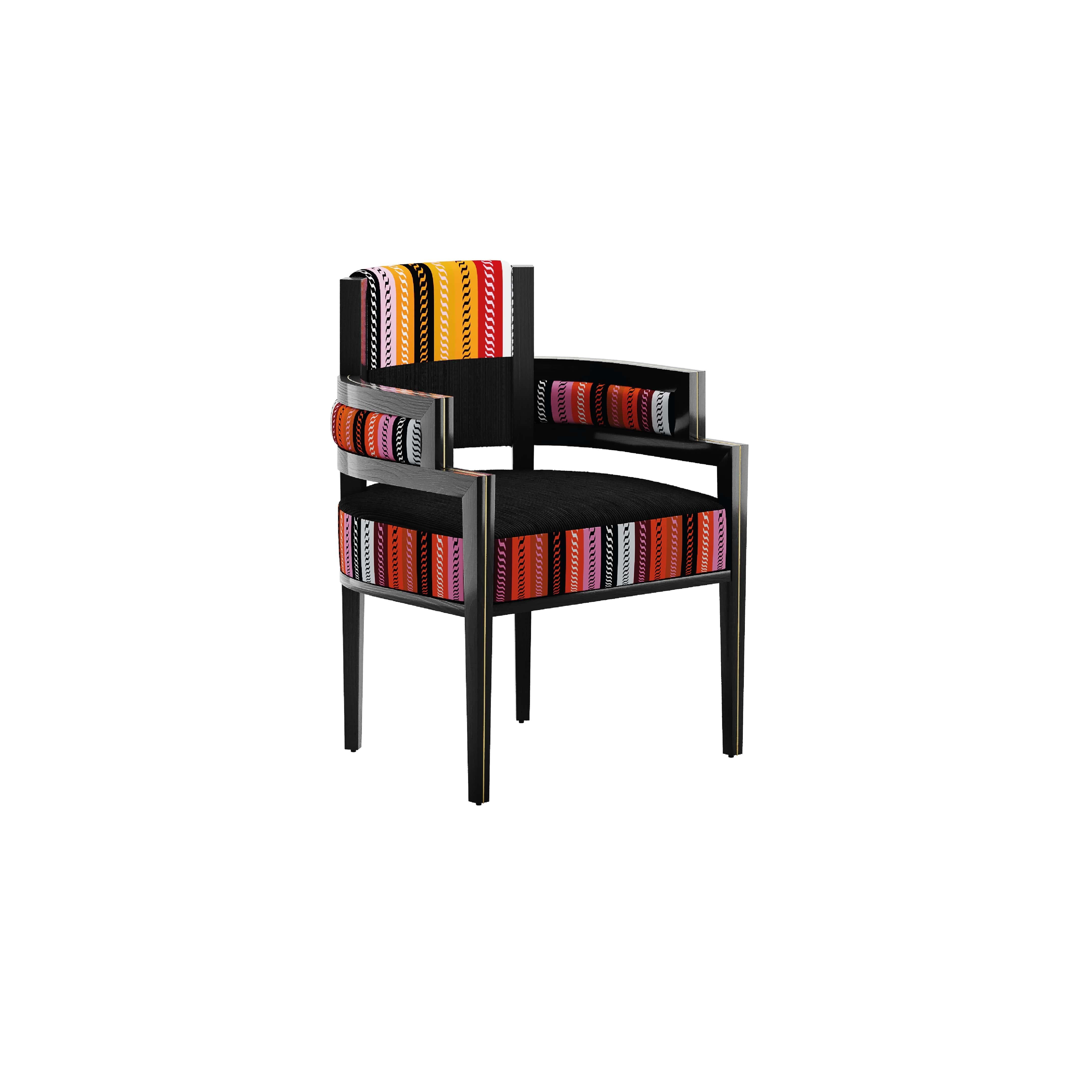 La chaise Pina Menízia est une chaise haut de gamme à la silhouette simple mais sophistiquée.

Conçue pour offrir le plus grand confort et s'imposer dans tout espace de vie, la Pina Chair Menízia présente une structure élégante et des finitions