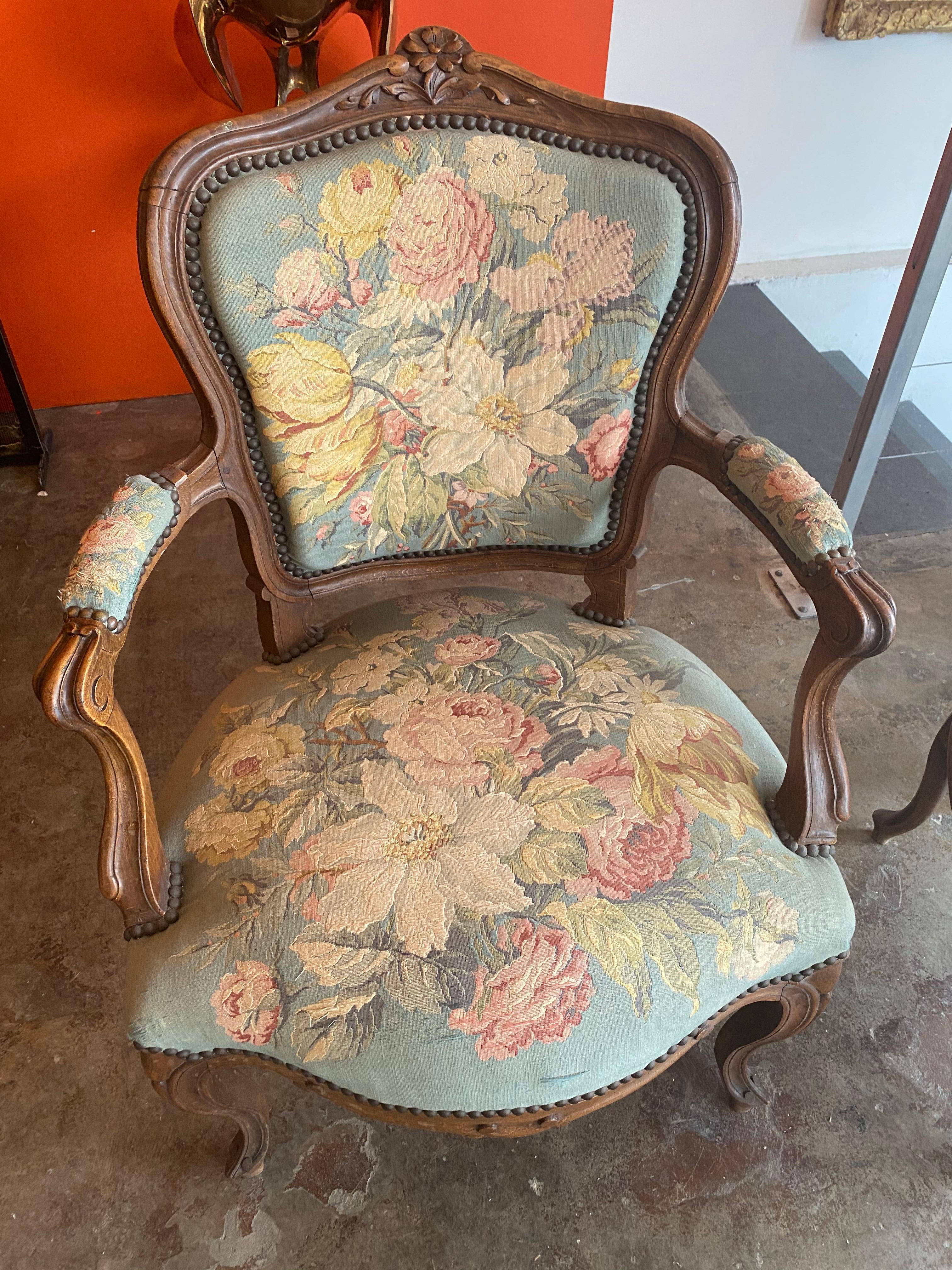 Paire de chaises rembourrées, en bon état, style vintage, belles couleurs.