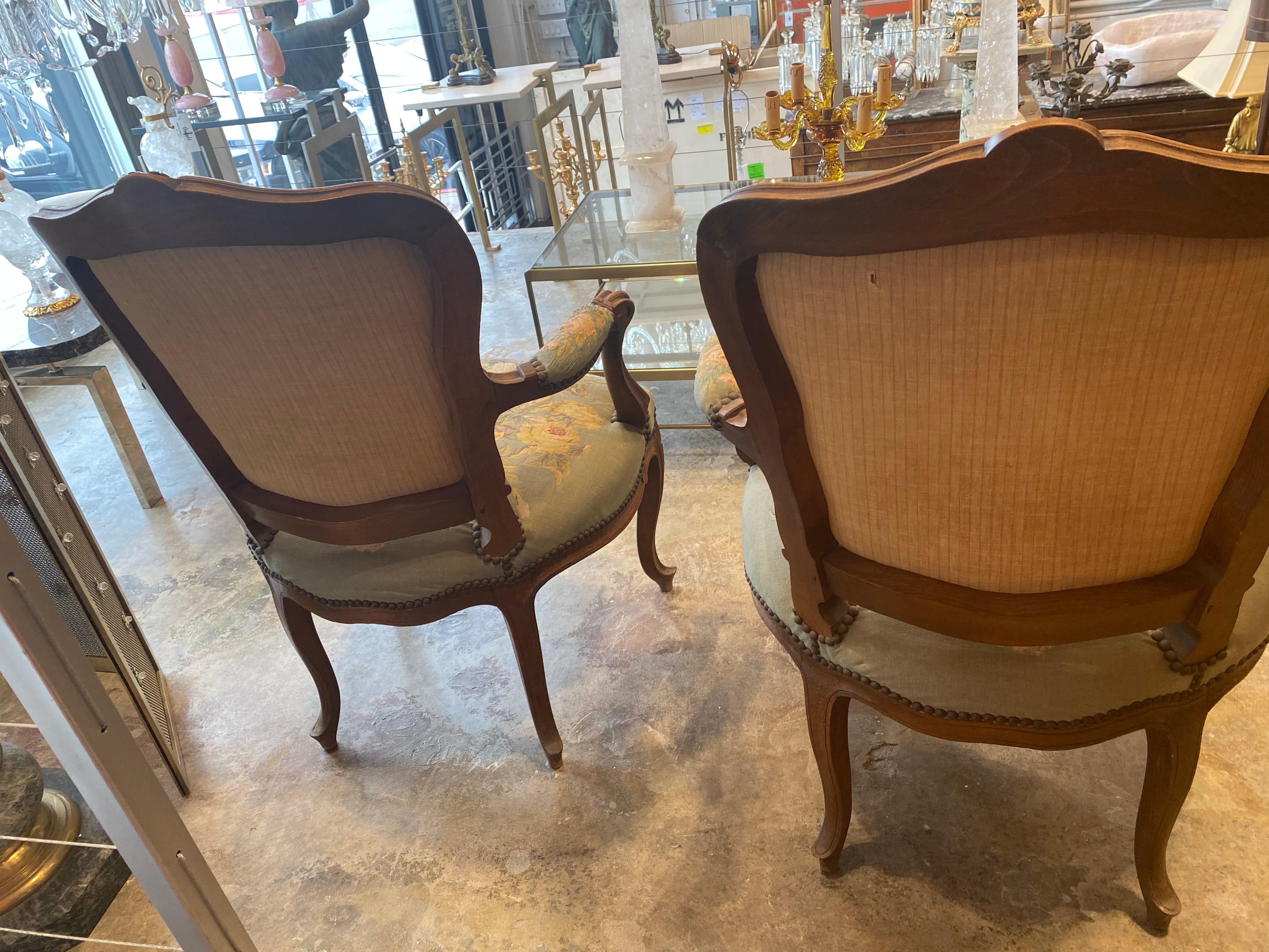 Paire de chaises tissu d'ameublement Bon état - En vente à Dallas, TX