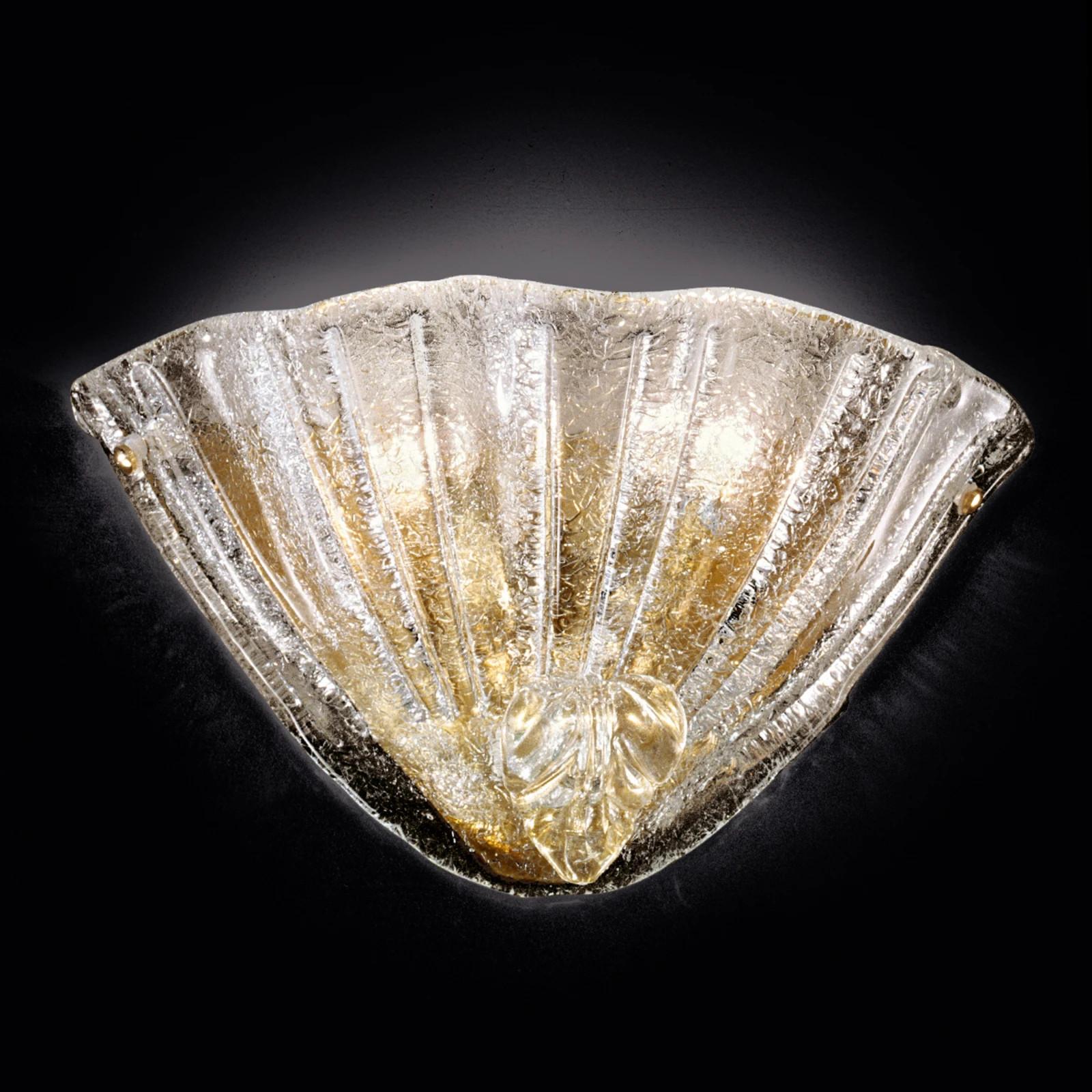 Applique italiana con paralume in vetro di Murano soffiato a mano con la tecnica della Graniglia per ottenere un effetto granulare e una foglia di vetro decorativa infusa con macchie d'oro, montata su una struttura in metallo con finitura dorata /