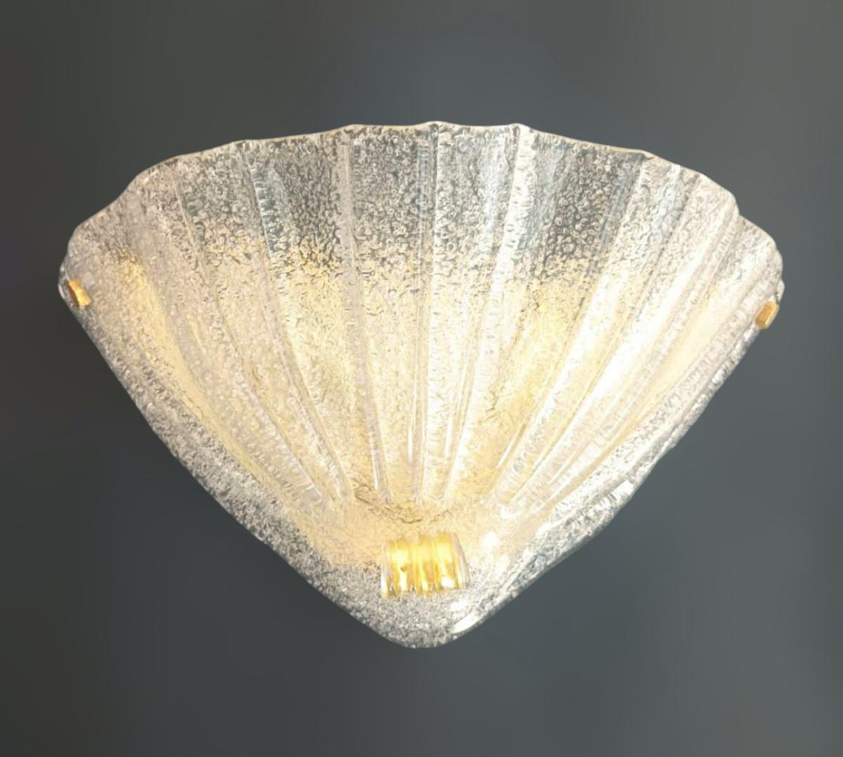 Vintage Italian uplight sconce with clear Murano glass shade hand blown using graniglia technique to produce granular textured effect / Made in Italy in the style of Barovier e Toso, circa 1960s
Measures: width 16 inches / Height 8 inches / Depth 6