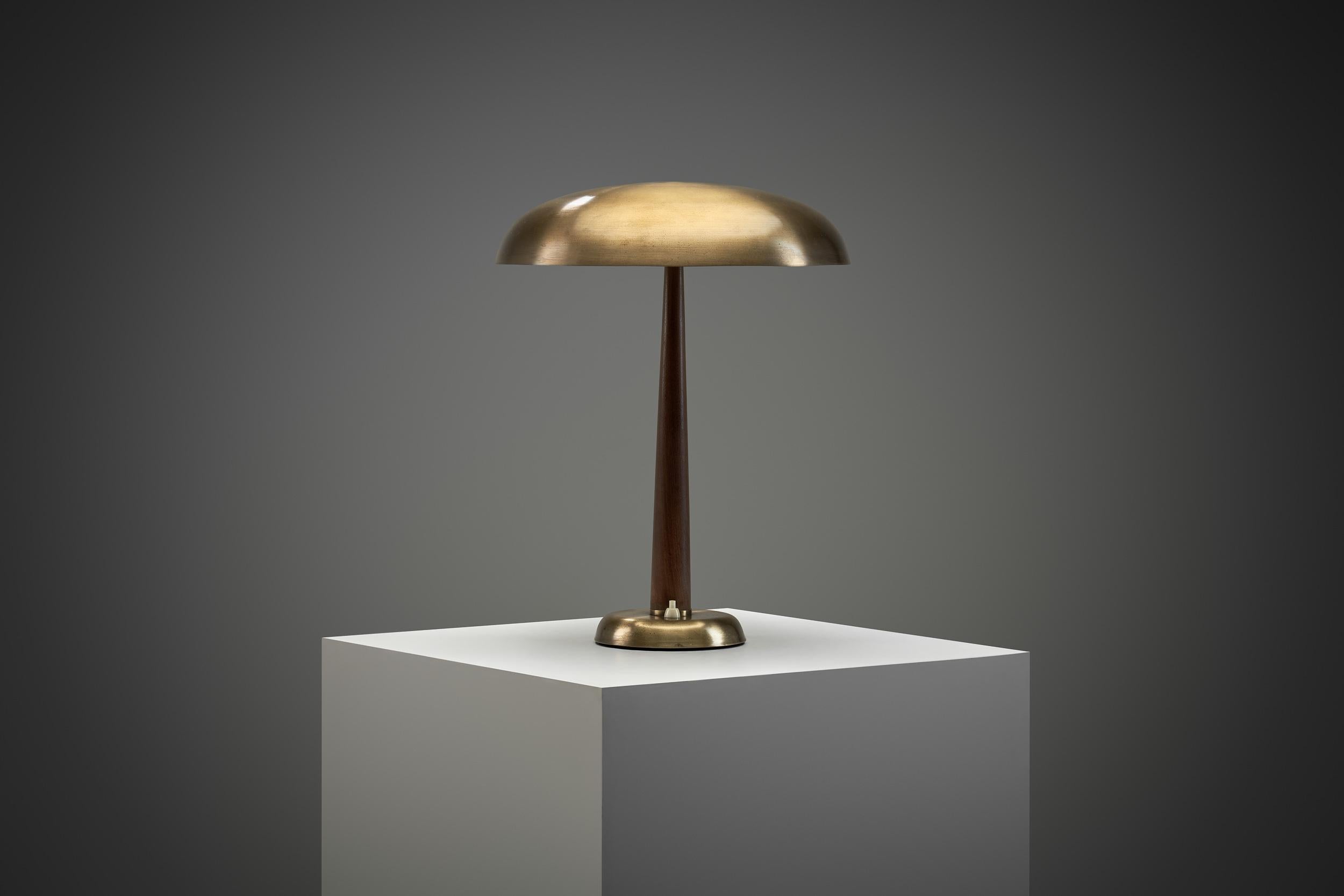Uppsala Armaturfabrik Modell „59402“ Tischlampe, Schweden 1950er Jahre im Zustand „Gut“ im Angebot in Utrecht, NL