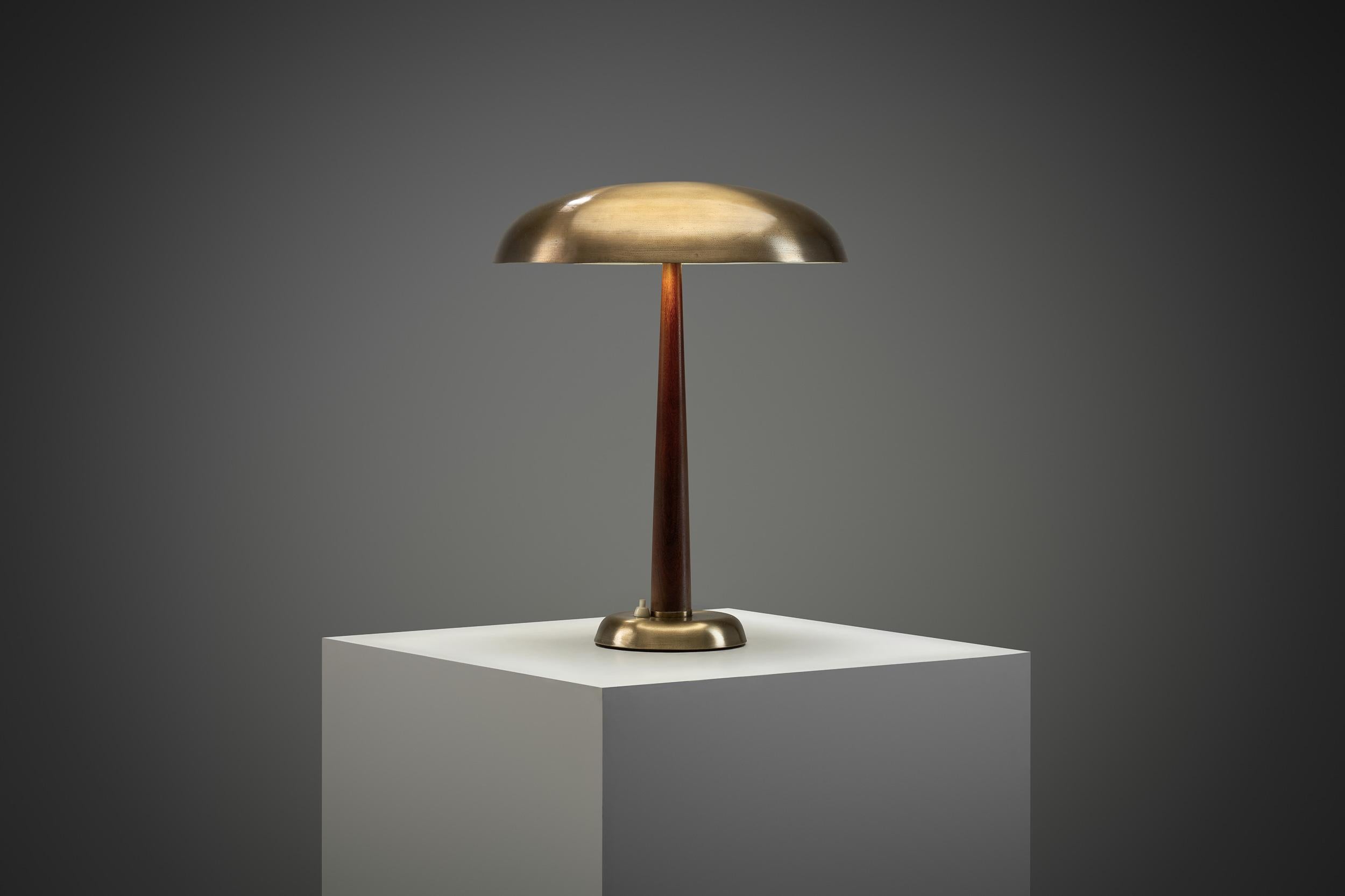 Uppsala Armaturfabrik Modell „59402“ Tischlampe, Schweden 1950er Jahre (Mitte des 20. Jahrhunderts) im Angebot
