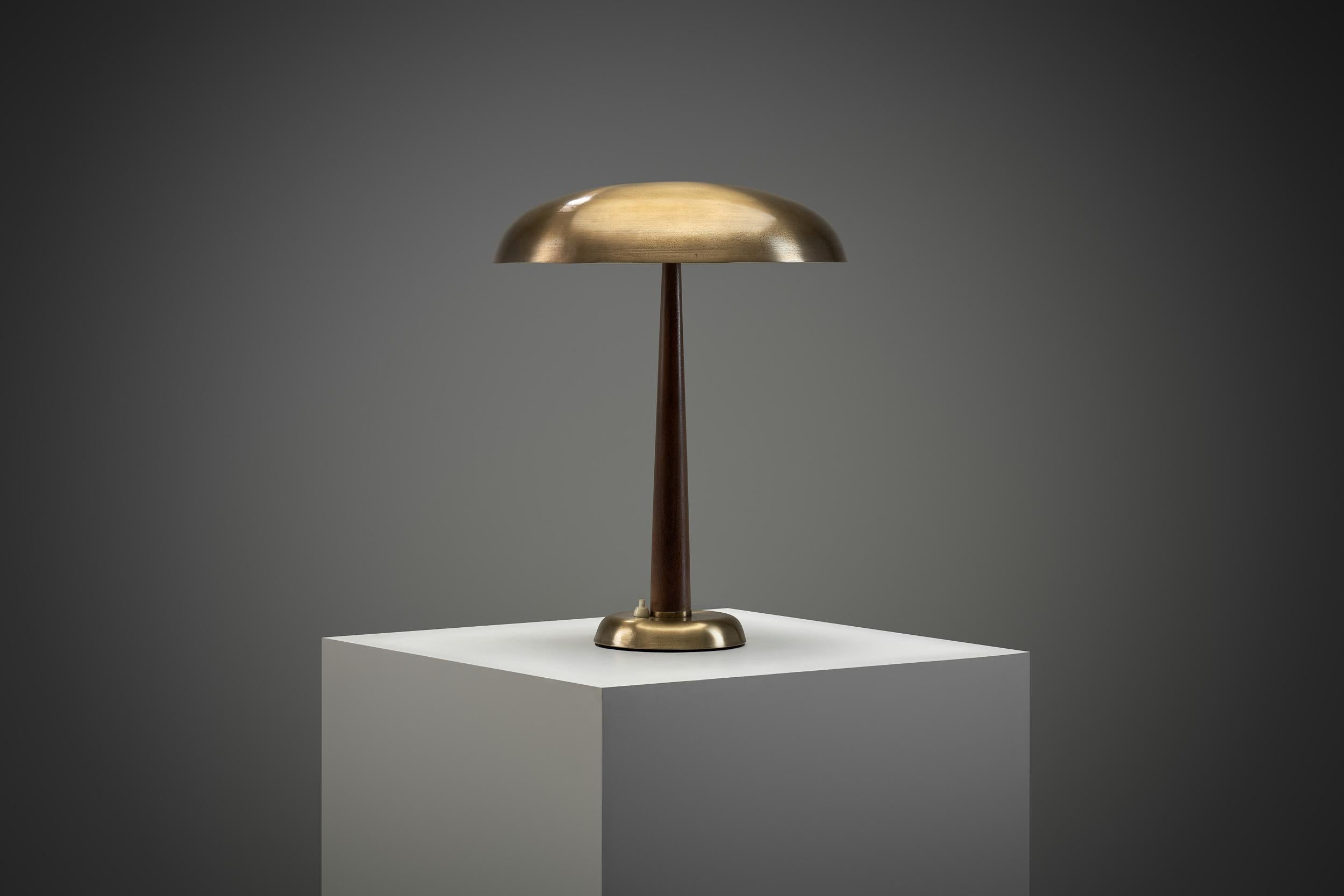Uppsala Armaturfabrik Modell „59402“ Tischlampe, Schweden 1950er Jahre (Messing) im Angebot