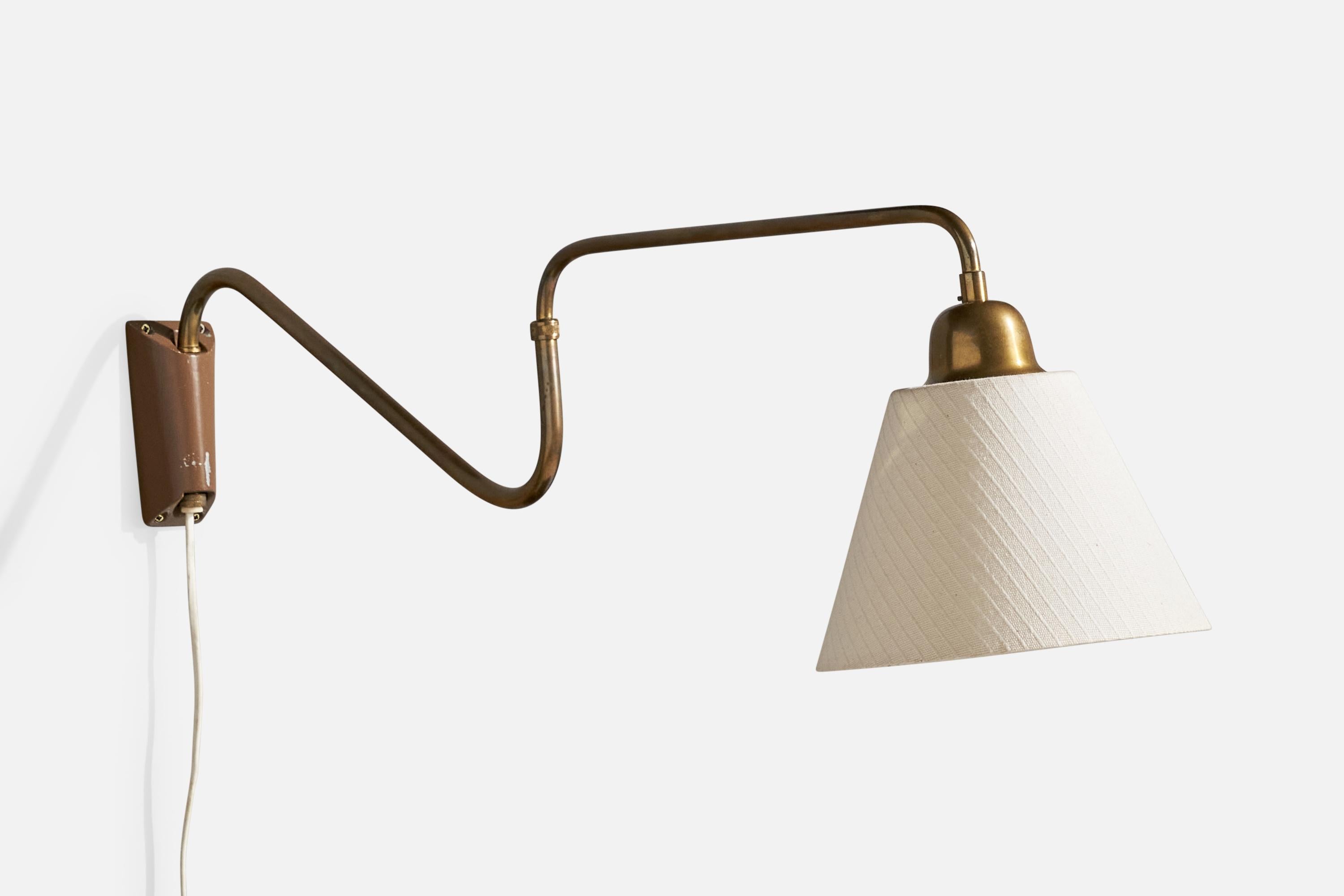 An adjustable brass, brown-lacquered metal and white fabric wall light produced by Uppsala Armaturfabrik, Sweden, c. 1940s.

Overall Dimensions (Inches): 9.25” H x 7.5” W x 31” D (measured fully extended)

Back Plate Dimensions (Inches): 4.75” H x