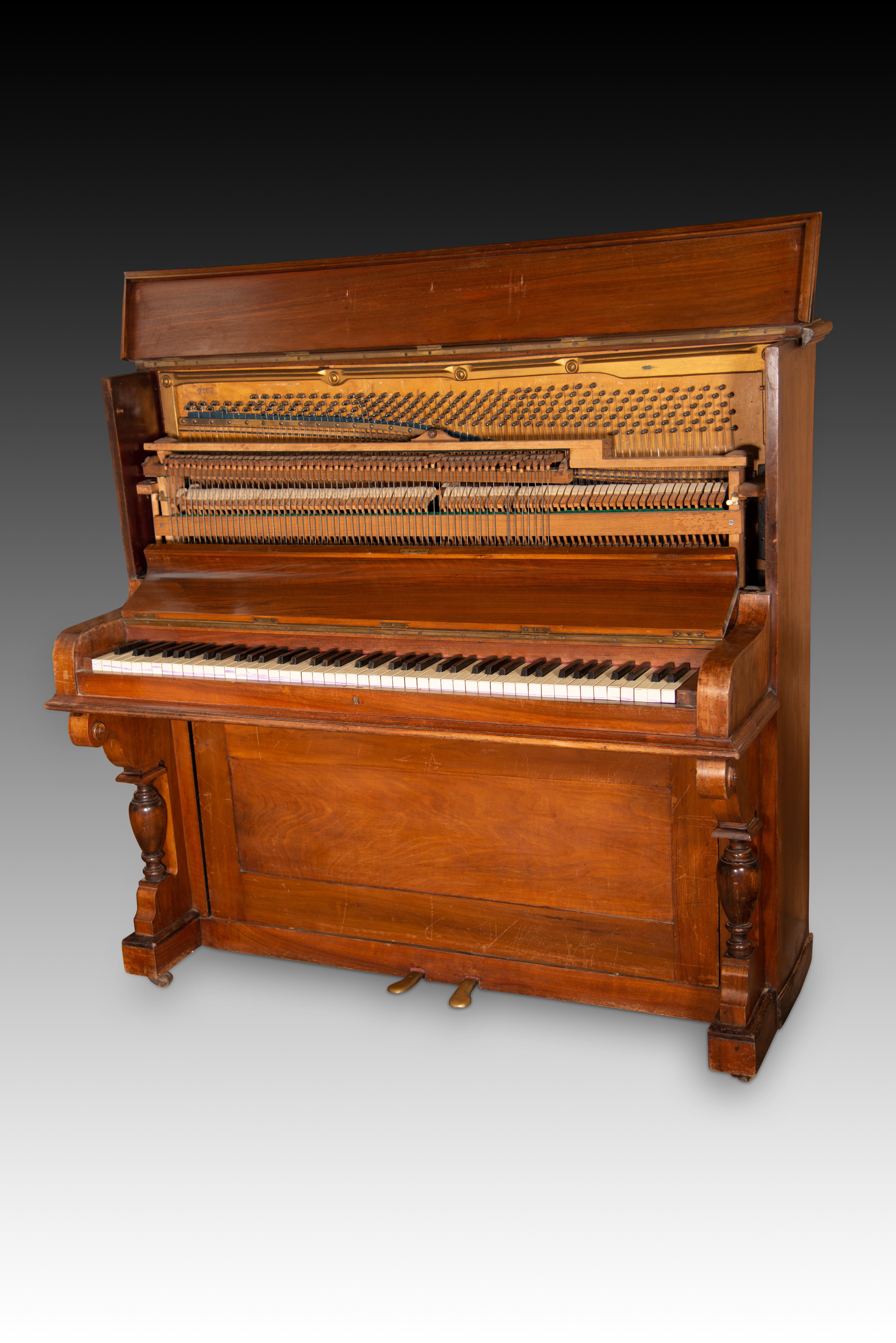 Européen Piano droit. Vers le début du 20e siècle. en vente
