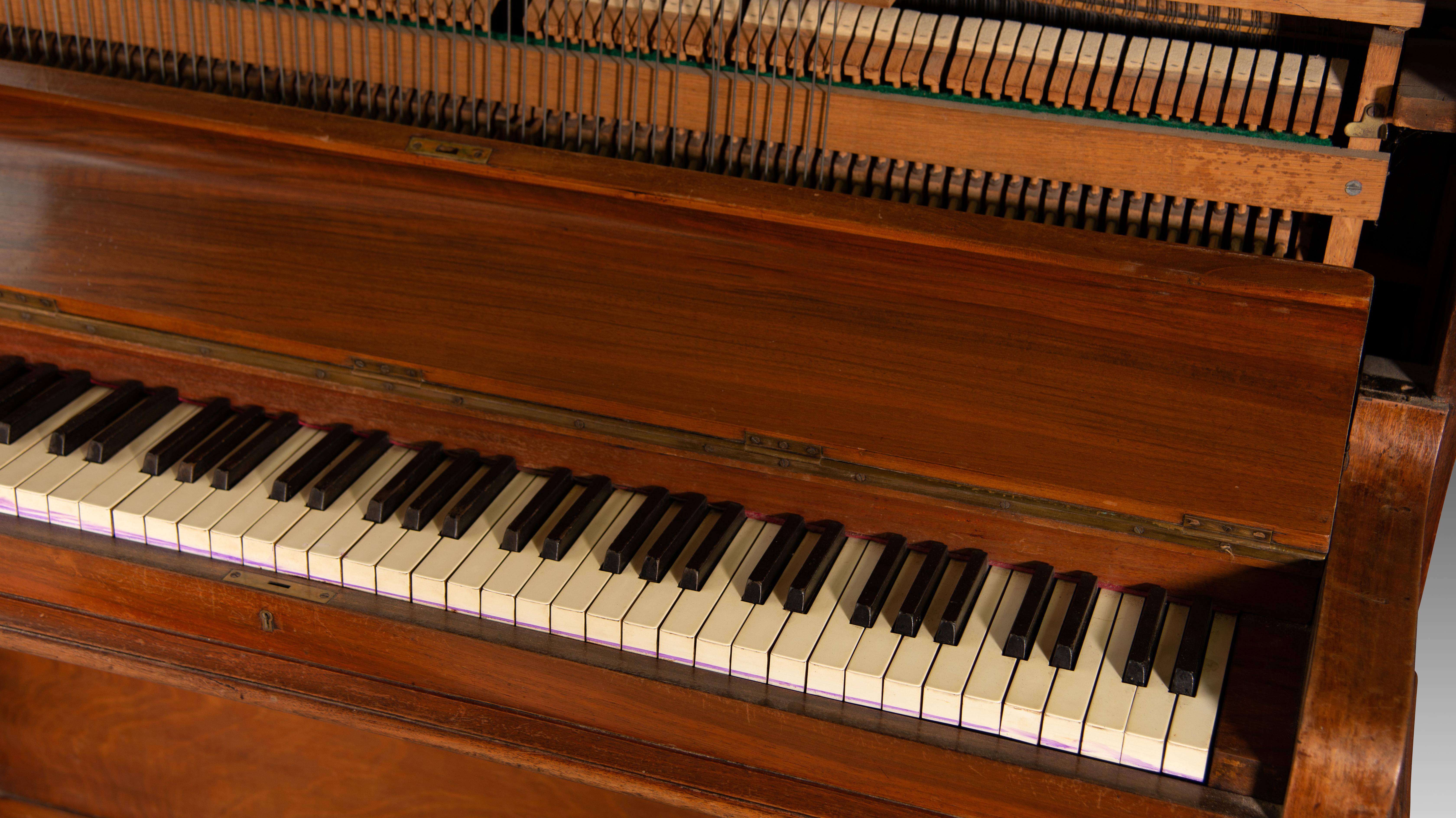 Piano droit. Vers le début du 20e siècle. État moyen - En vente à Madrid, ES
