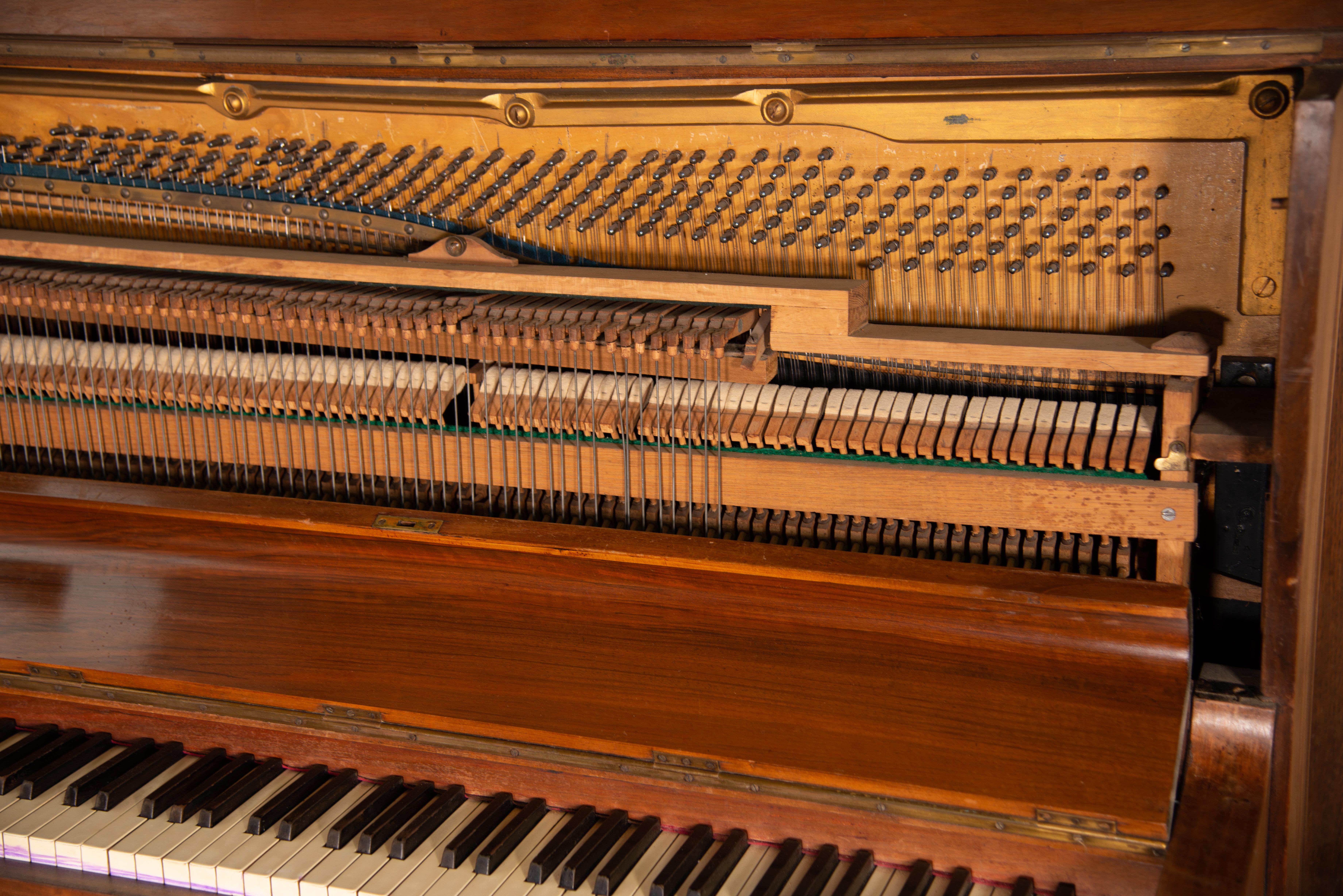 20ième siècle Piano droit. Vers le début du 20e siècle. en vente
