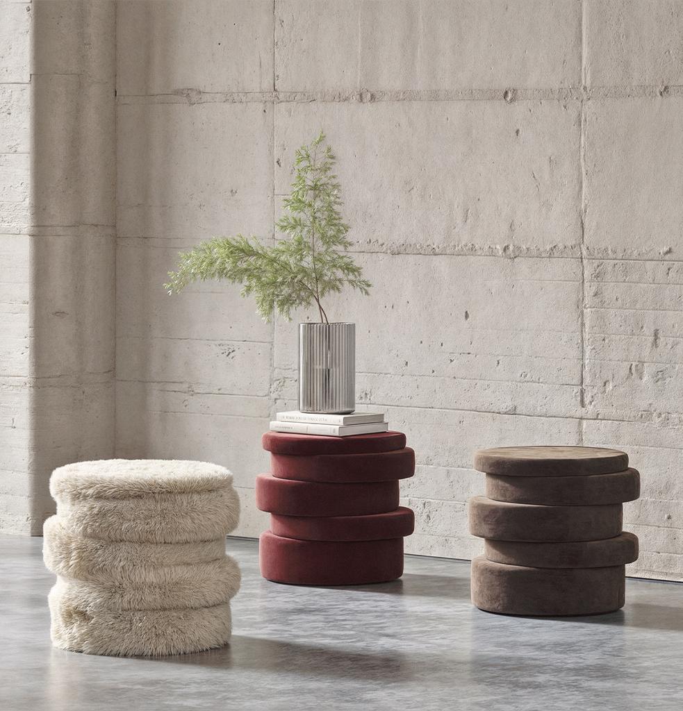 Il pouf Ups, formato dalla combinazione di cinque diversi cilindri in armonia tra loro, ma di dimensioni diverse, offre una visuale in cui la geometria incontra l'eleganza. Sebbene lo sgabello Ups segua l'estetica dell'arredamento moderno,