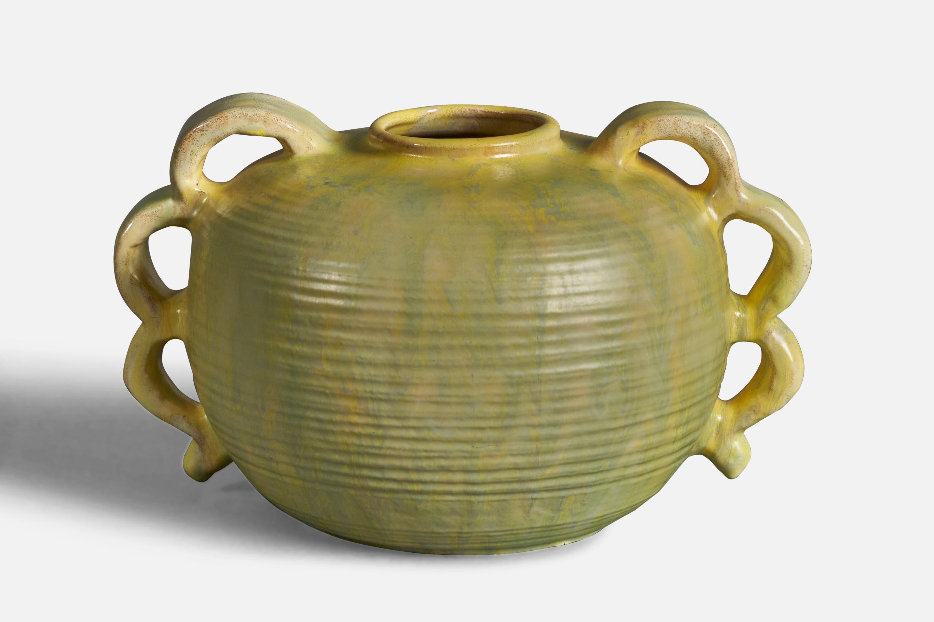 Vaso in terracotta gialla smaltata e incisa attribuito a Upsala Ekeby, Svezia, anni '30 circa.