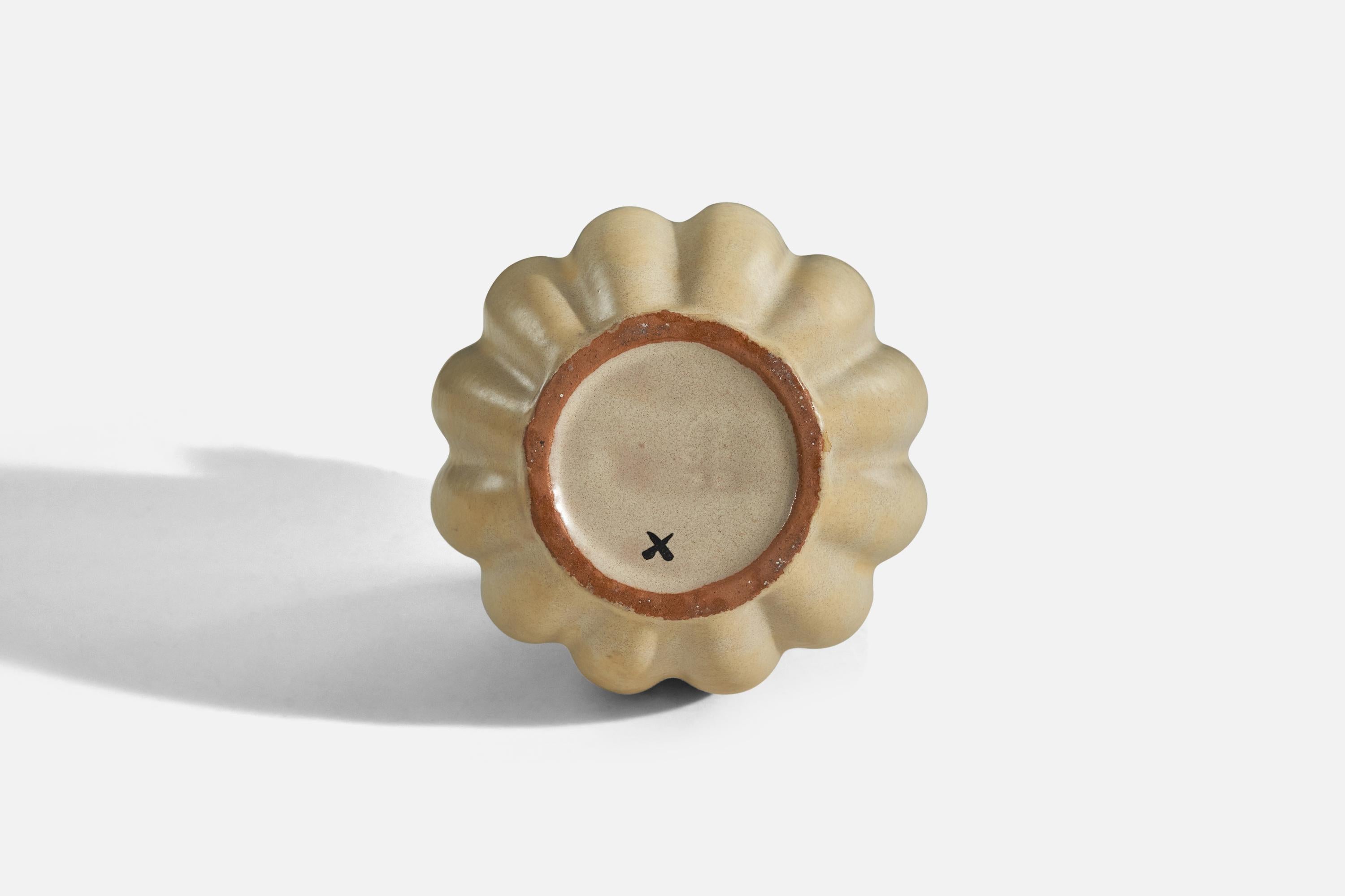 Upsala-Ekeby, faïence émaillée beige et verte, Suède, années 1940 Bon état - En vente à High Point, NC