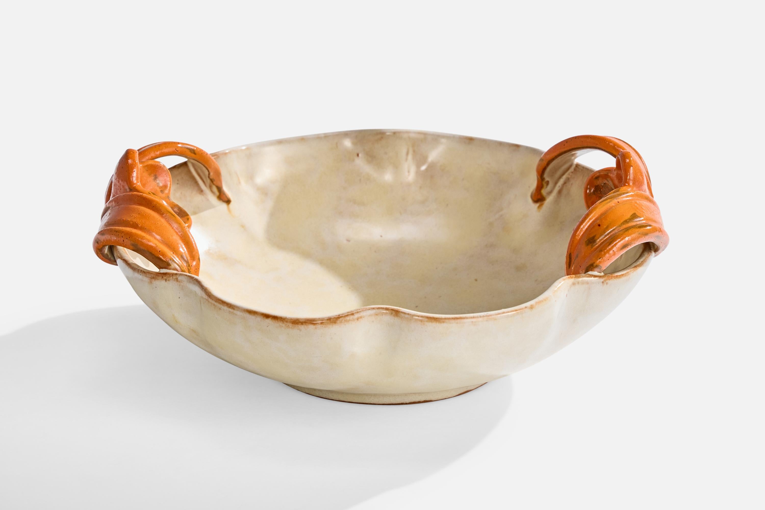 Un bol en faïence émaillée blanc crème et orange produit par Upsala Ekeby, Suède, c. 1930.

Usure correspondant à l'âge et à l'usage.

Dimensions globales (pouces) : 4.0 