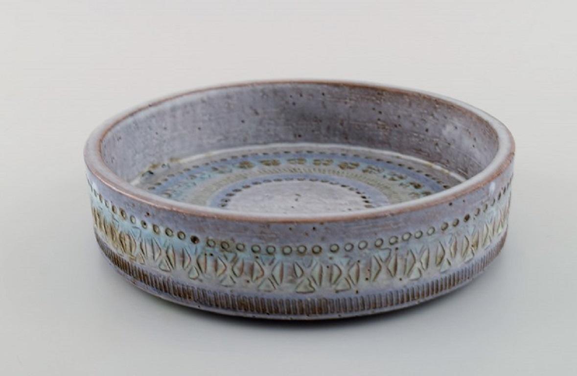 Upsala-Ekeby bowl in glazed ceramics. Beautiful glaze in light blue shades. Striped design. Mid-20th century.
Measures: 20 x 5 cm.
In excellent condition.