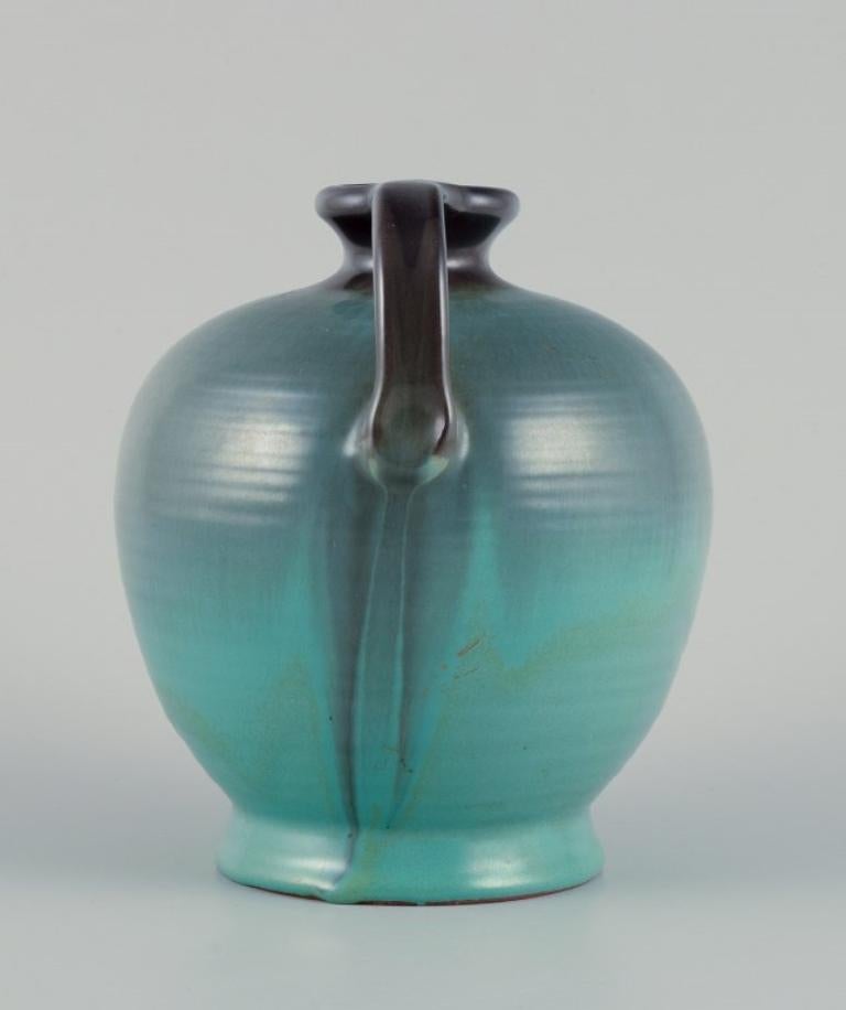 Suédois Vase en céramique Upsala Ekeby avec deux poignées Glaçure dans les tons verdâtres. en vente