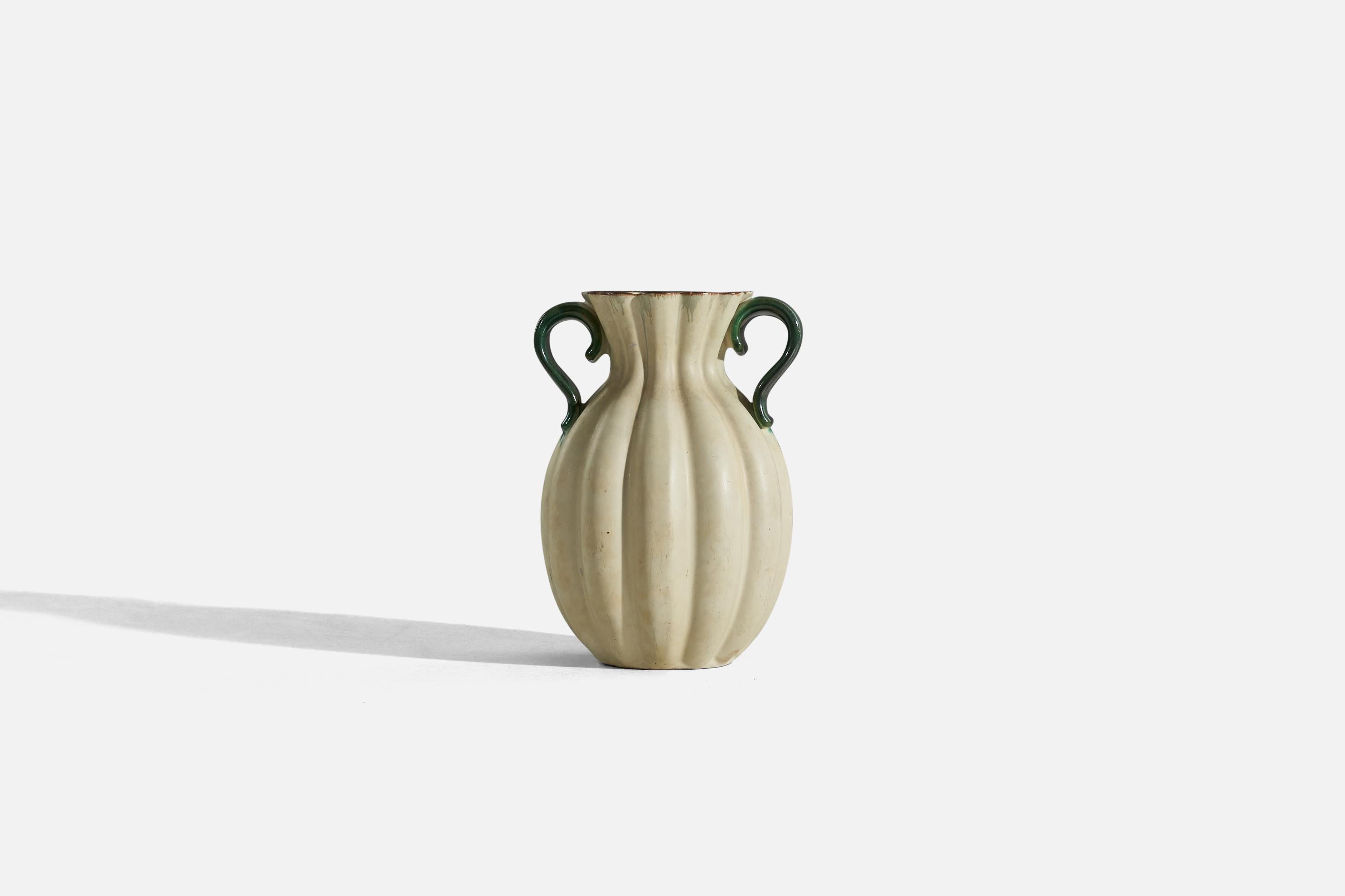 Un vase en faïence émaillée crème et verte conçu et produit par Upsala-Ekeby, Suède, années 1940.

 