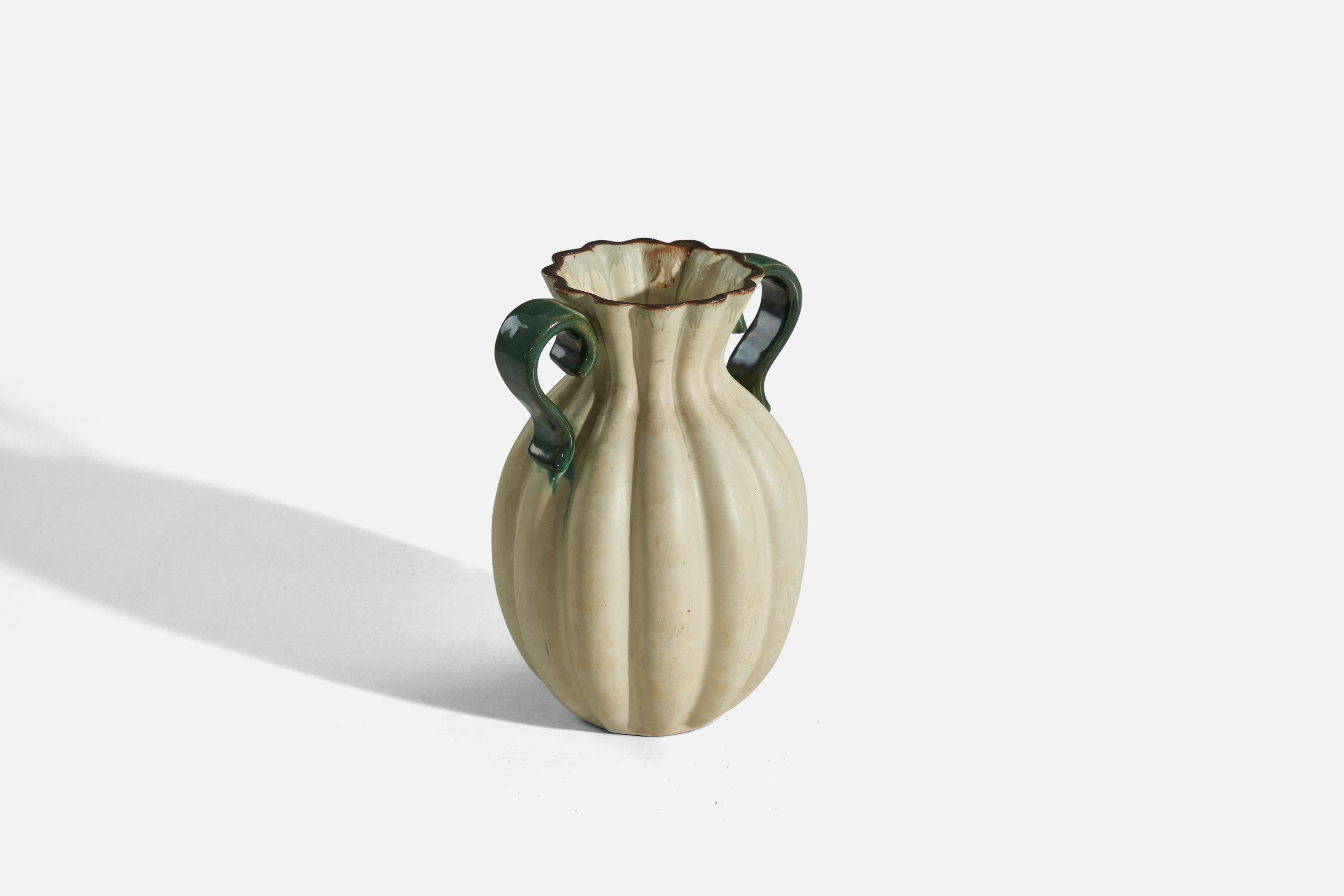 Scandinave moderne Upsala-Ekeby, faïence crème et vernissée verte, Suède, années 1940 en vente