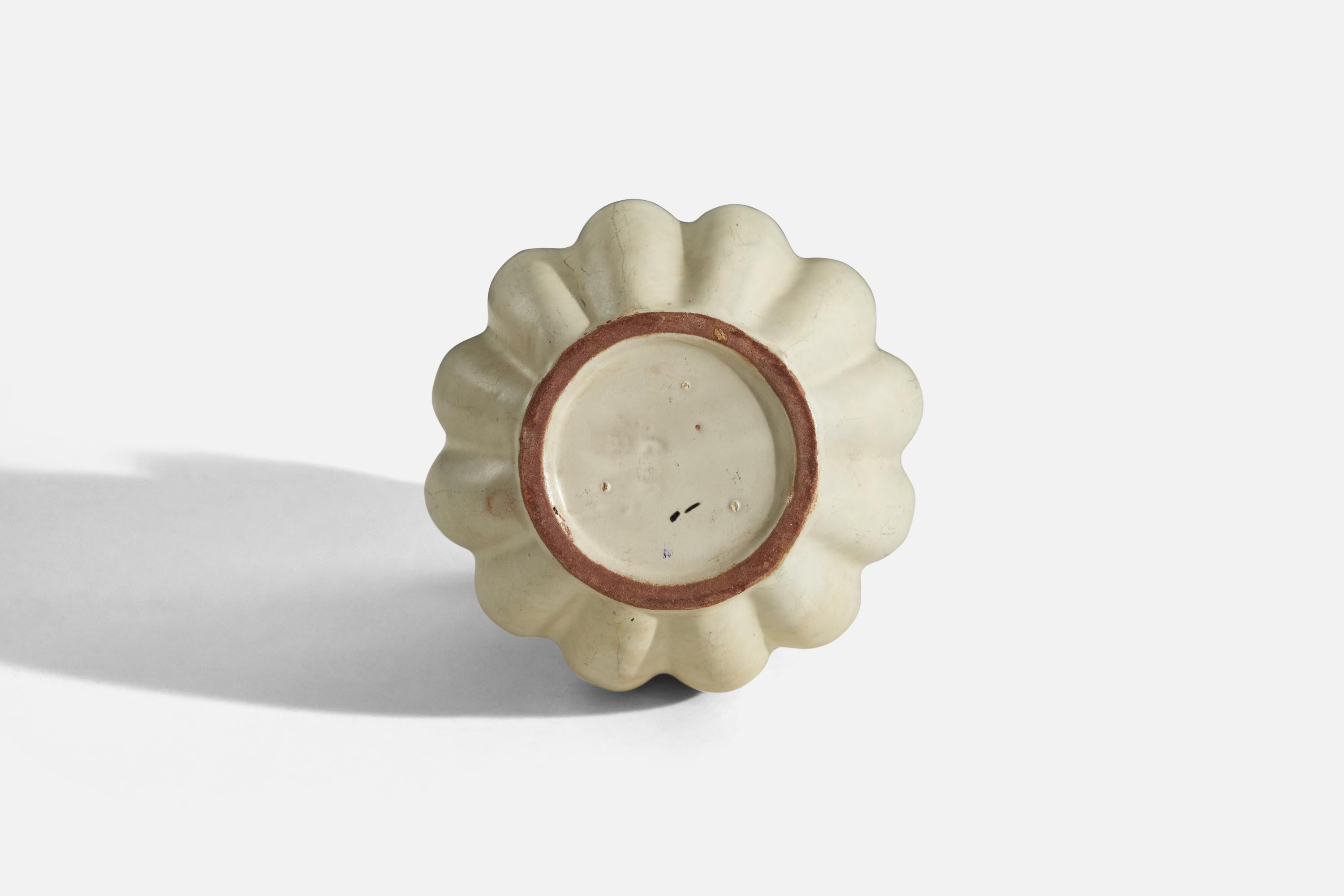 Milieu du XXe siècle Upsala-Ekeby, faïence crème et vernissée verte, Suède, années 1940 en vente