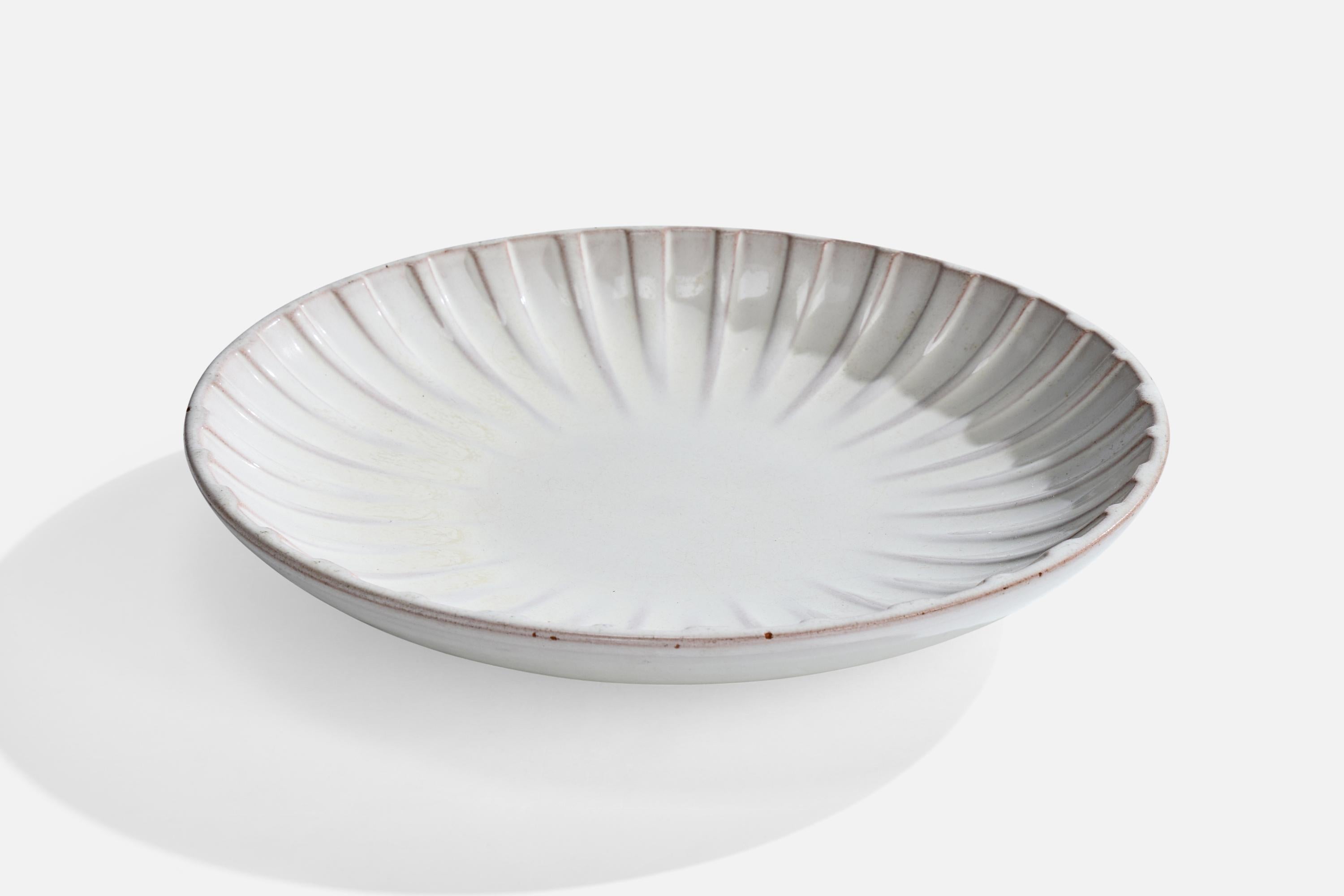 Piatto in ceramica laccata bianca prodotto da Upsala Ekeby, Svezia, anni '30 circa.

Dimensioni complessive (pollici): 2,0