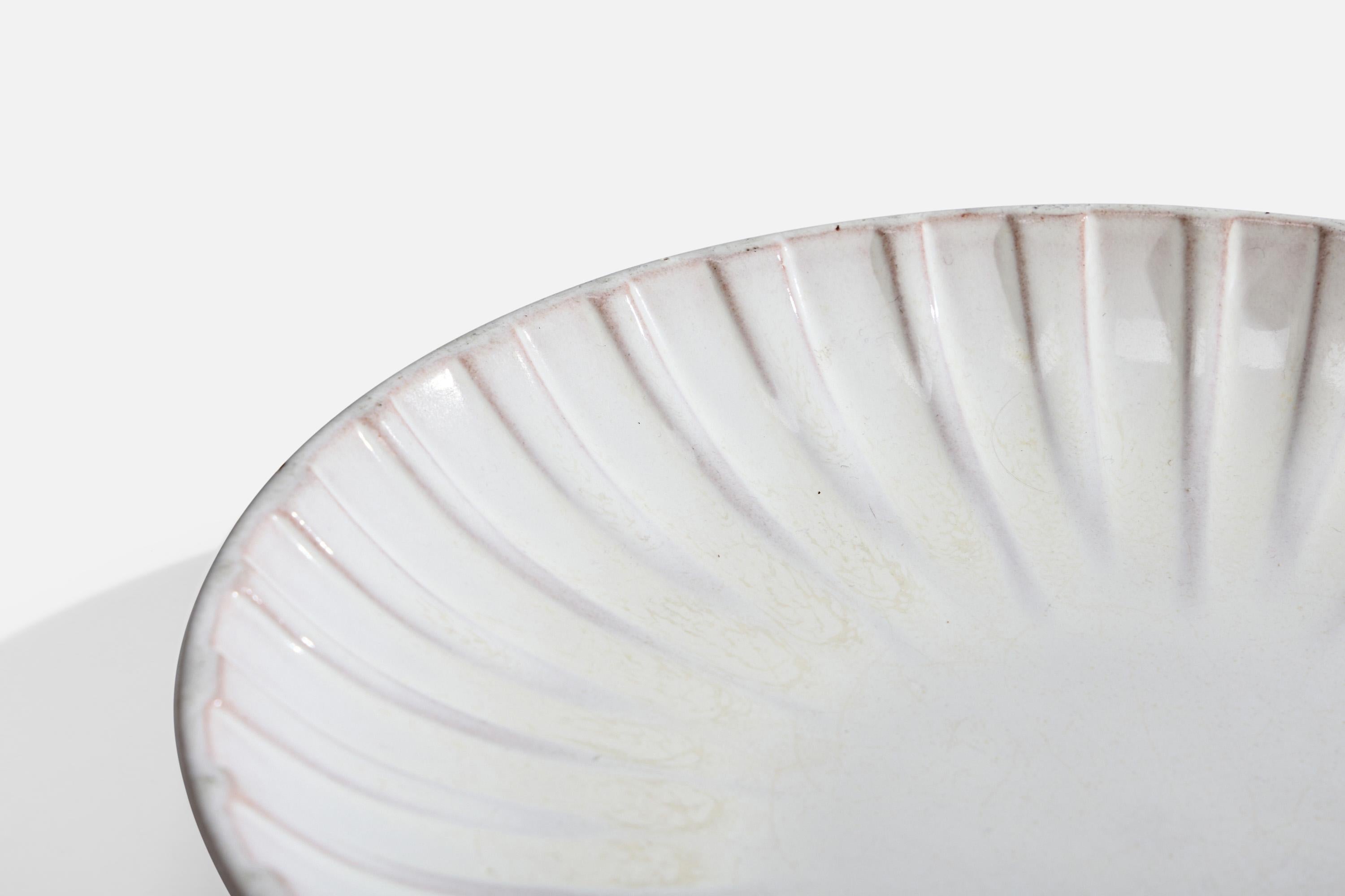 Upsala Ekeby, Piatto, Ceramica, Svezia, anni '30 In condizioni buone in vendita a High Point, NC